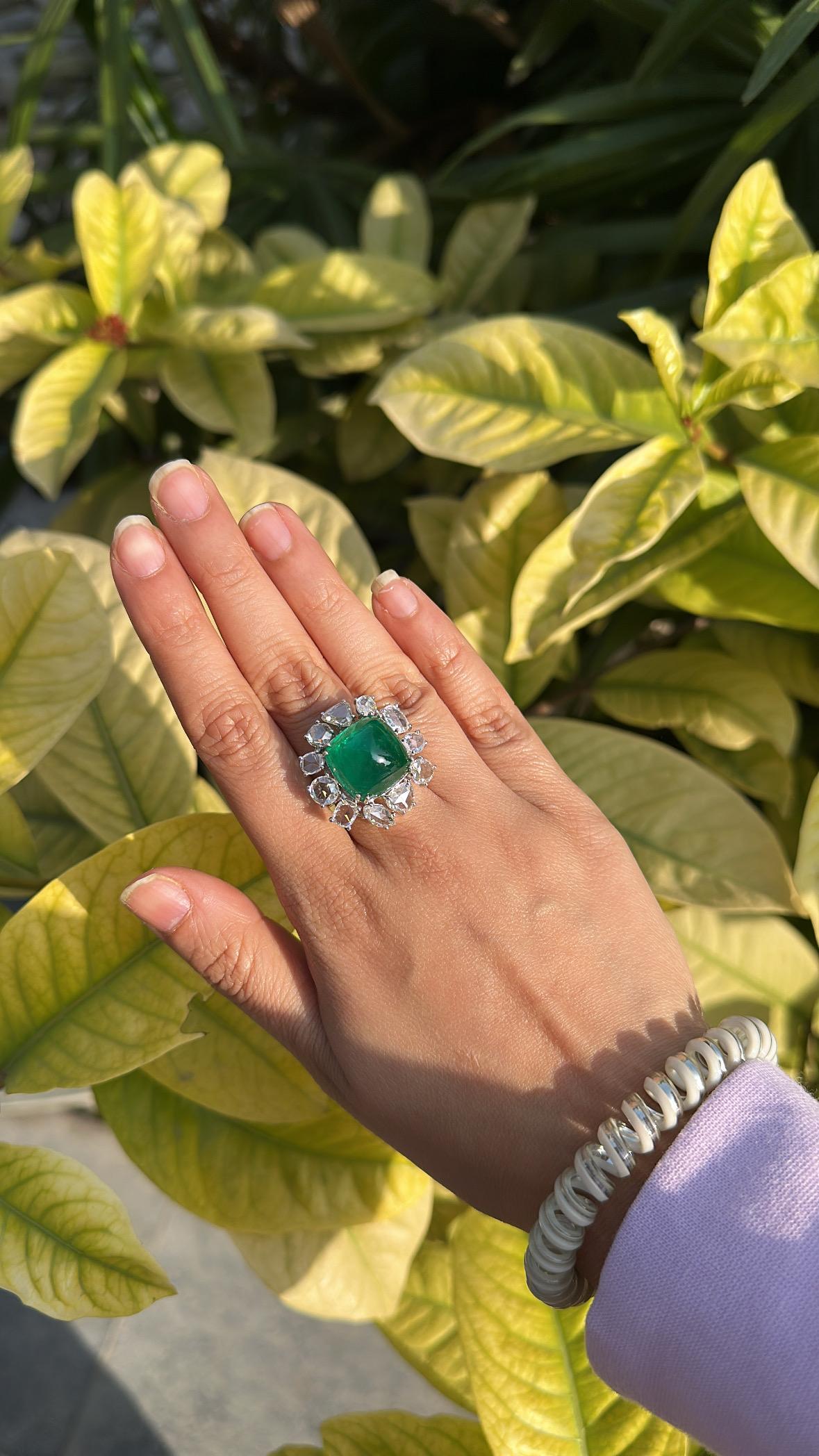 Engastado en oro de 18 quilates, esmeralda de 19,56 quilates Sugarloaf y diamantes talla rosa Anillo de cóctel en venta 1