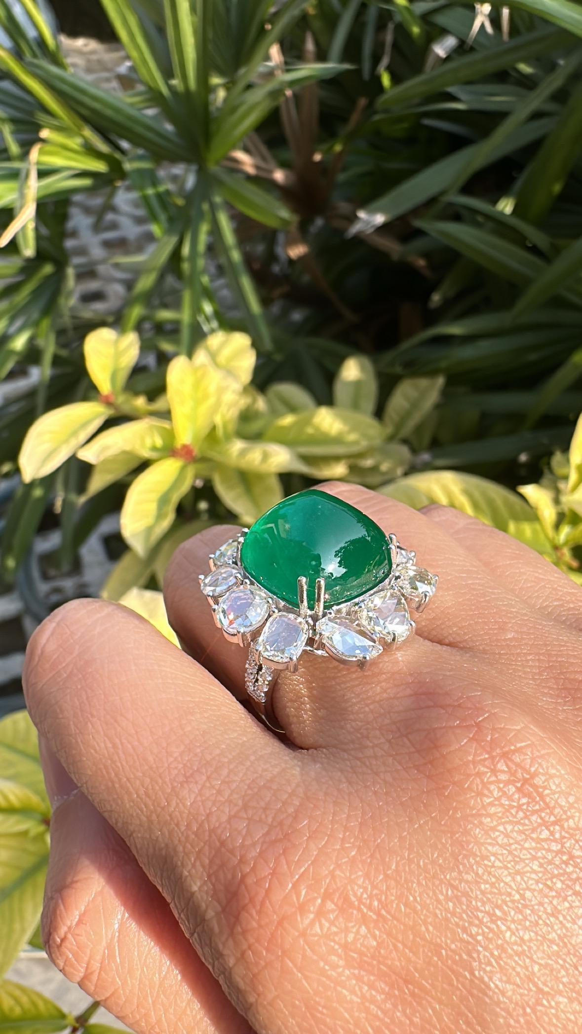 Engastado en oro de 18 quilates, esmeralda de 19,56 quilates Sugarloaf y diamantes talla rosa Anillo de cóctel en venta 2