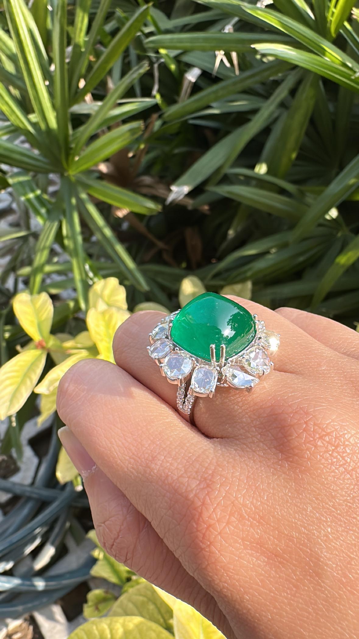 Engastado en oro de 18 quilates, esmeralda de 19,56 quilates Sugarloaf y diamantes talla rosa Anillo de cóctel en venta 3