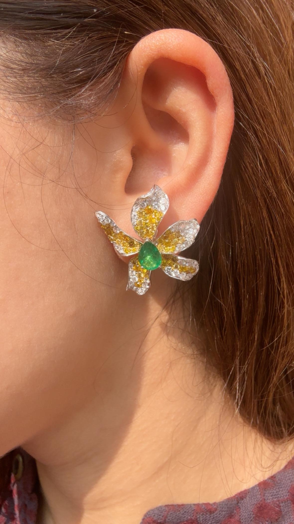 Orecchini con smeraldi dello Zambia e diamanti gialli incastonati in oro 18 carati, 1,97 carati in vendita 4