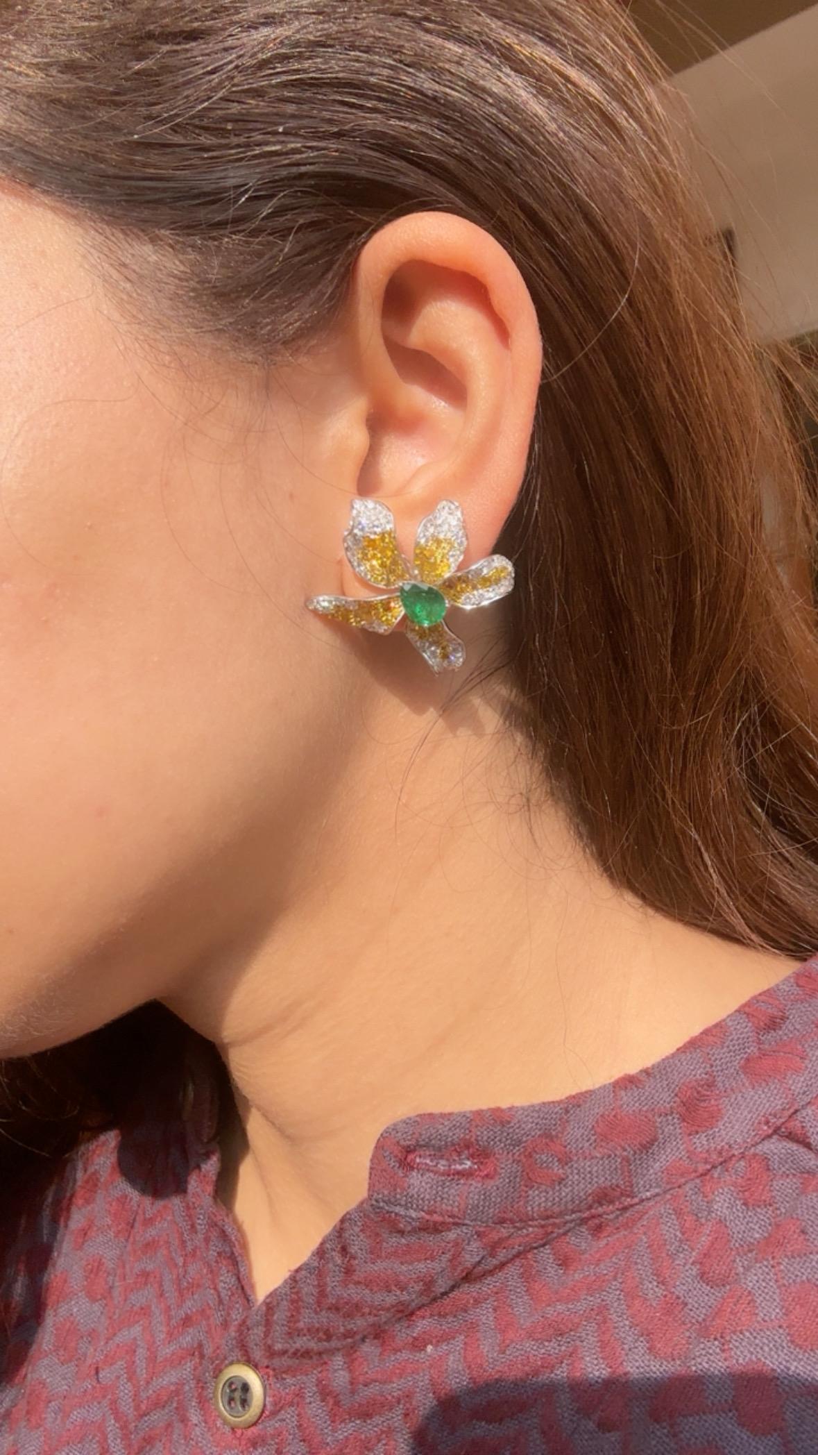 Orecchini con smeraldi dello Zambia e diamanti gialli incastonati in oro 18 carati, 1,97 carati in vendita 5
