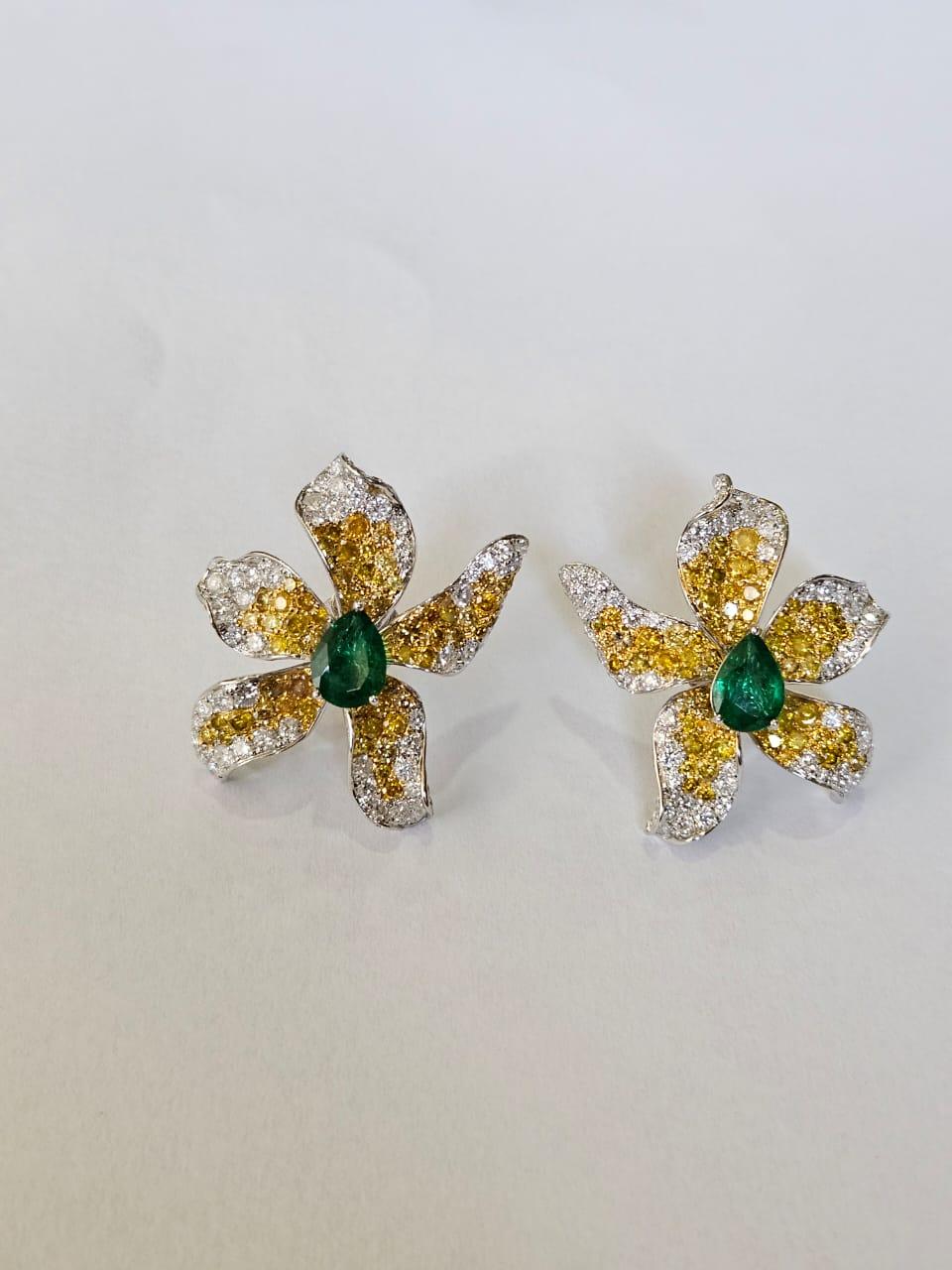 Un bellissimo orecchino di smeraldo in oro bianco 18 carati e diamanti naturali, dallo stile moderno. Il peso degli smeraldi è di 1.97 carati. Gli smeraldi sono completamente naturali, senza alcun trattamento e sono di origine zambiana. Il peso