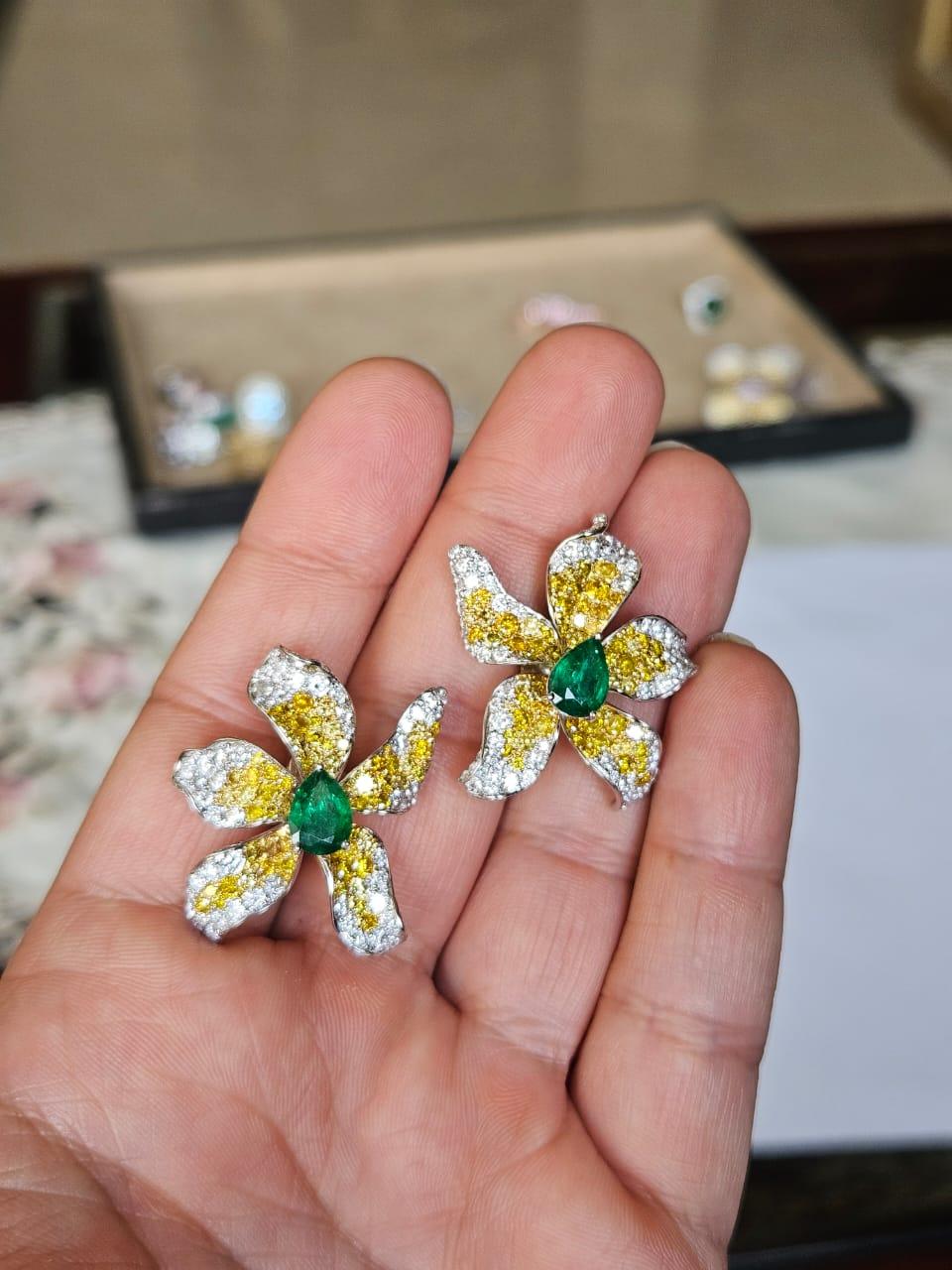 Moderno Orecchini con smeraldi dello Zambia e diamanti gialli incastonati in oro 18 carati, 1,97 carati in vendita