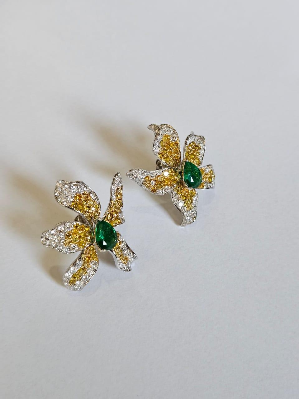 Taglio a goccia Orecchini con smeraldi dello Zambia e diamanti gialli incastonati in oro 18 carati, 1,97 carati in vendita