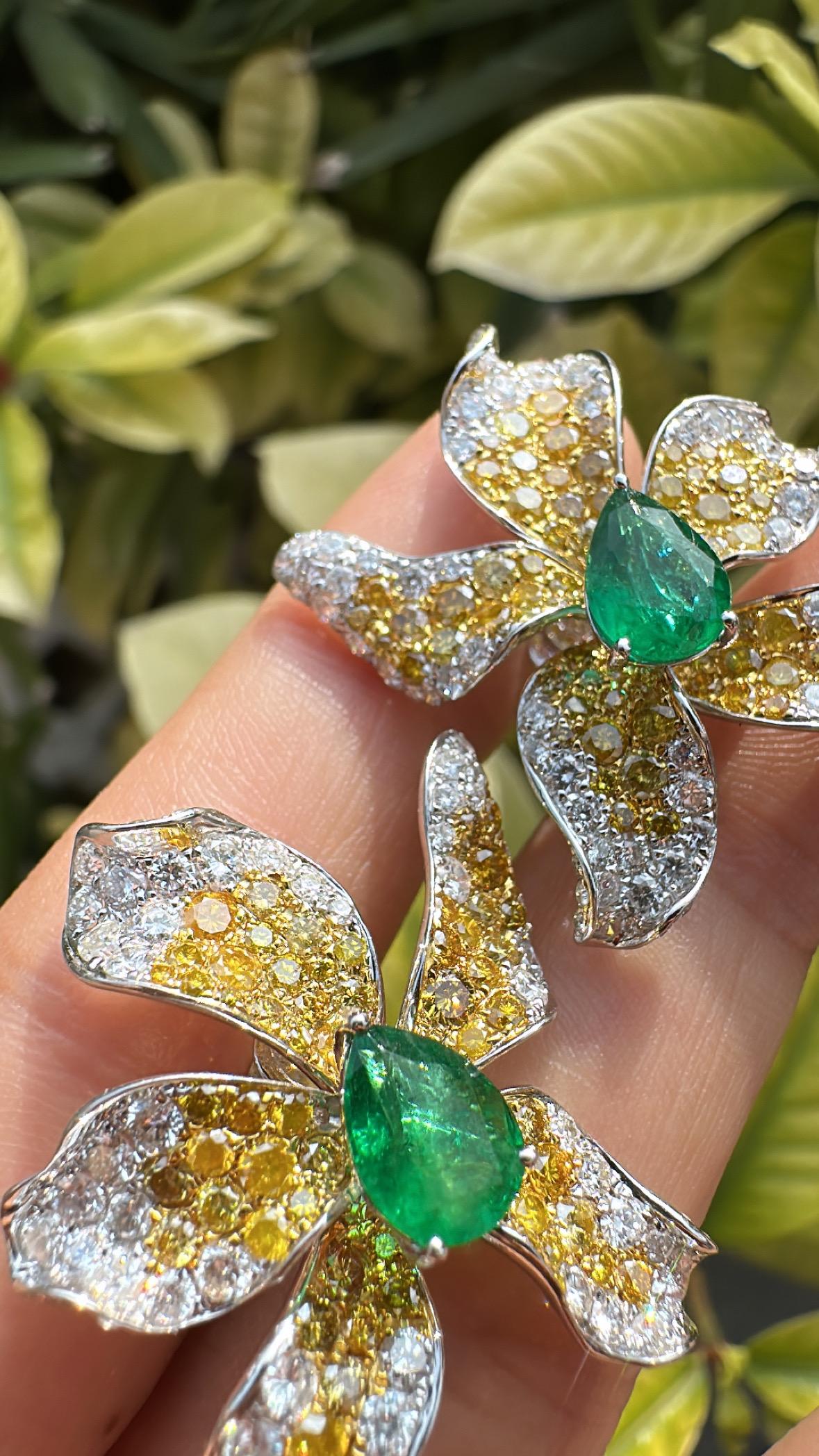 Orecchini con smeraldi dello Zambia e diamanti gialli incastonati in oro 18 carati, 1,97 carati in vendita 1