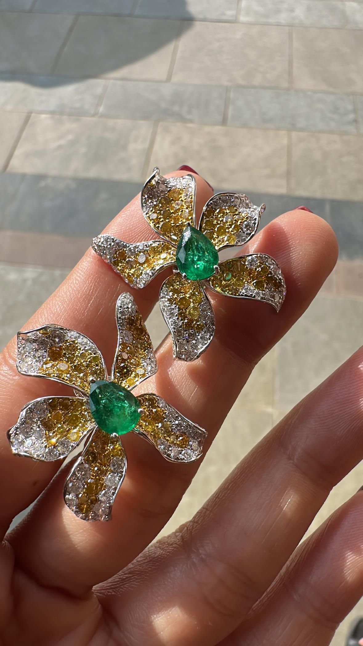 Orecchini con smeraldi dello Zambia e diamanti gialli incastonati in oro 18 carati, 1,97 carati in vendita 2