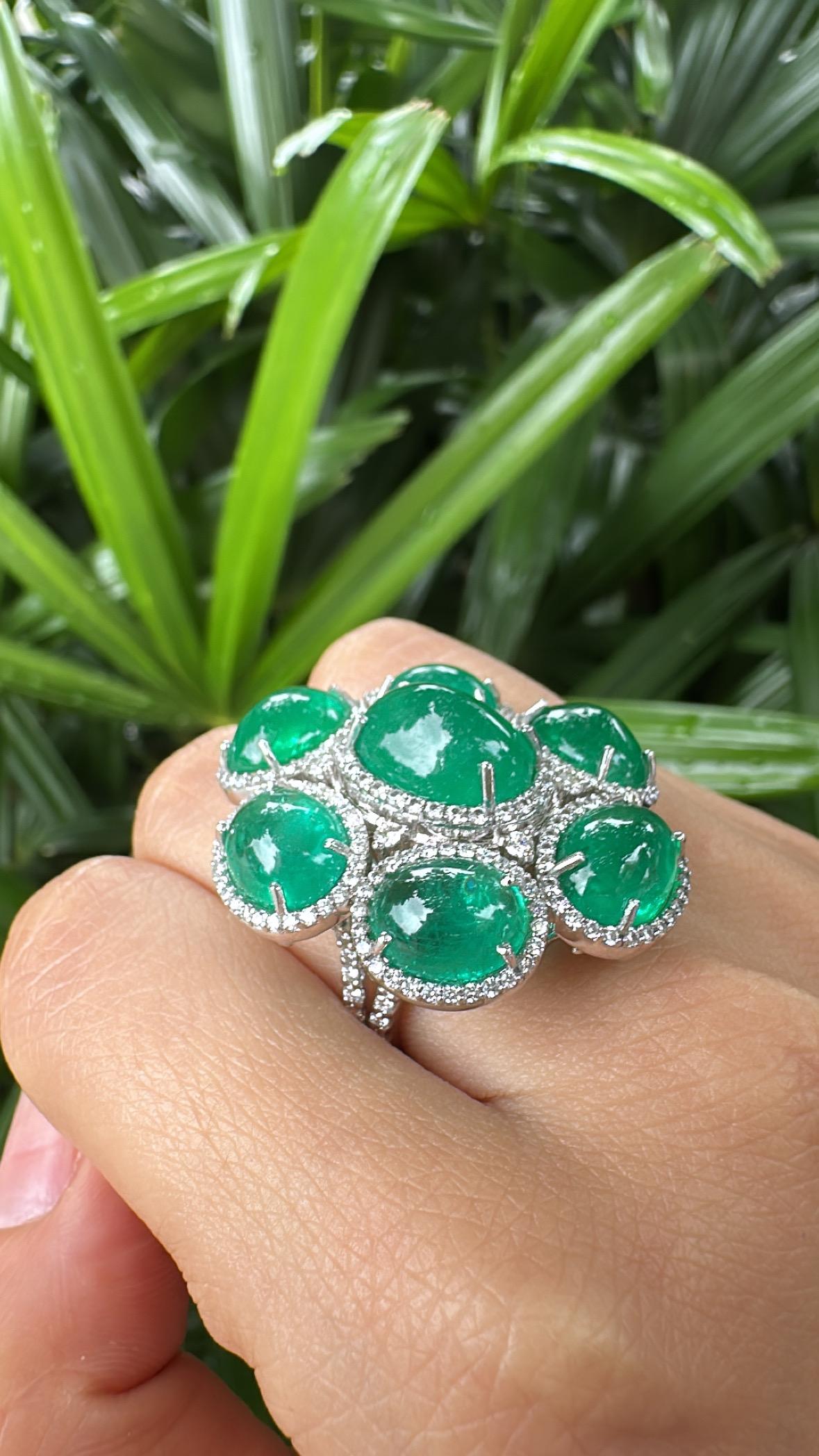 Set in 18K Gold, 19,97 Karat natürlicher Smaragd Cabochon & Diamanten Cocktail Ring im Angebot 6