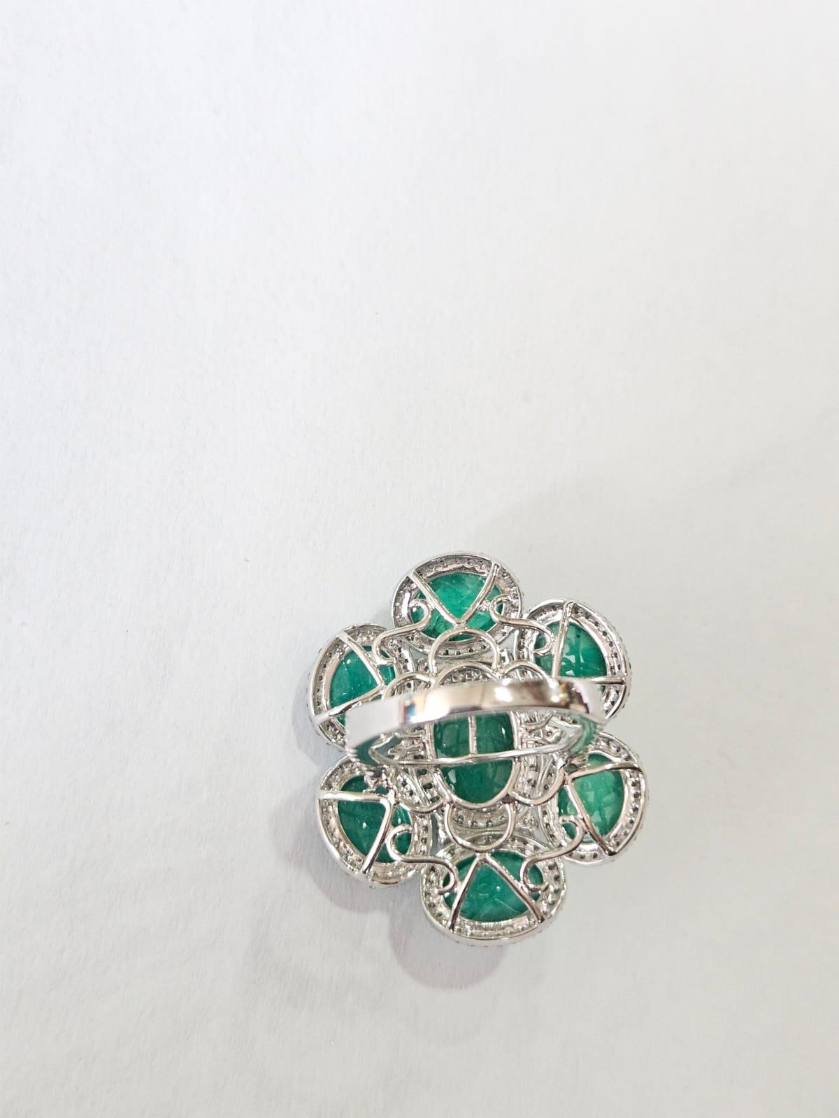 Set in 18K Gold, 19,97 Karat natürlicher Smaragd Cabochon & Diamanten Cocktail Ring im Angebot 8