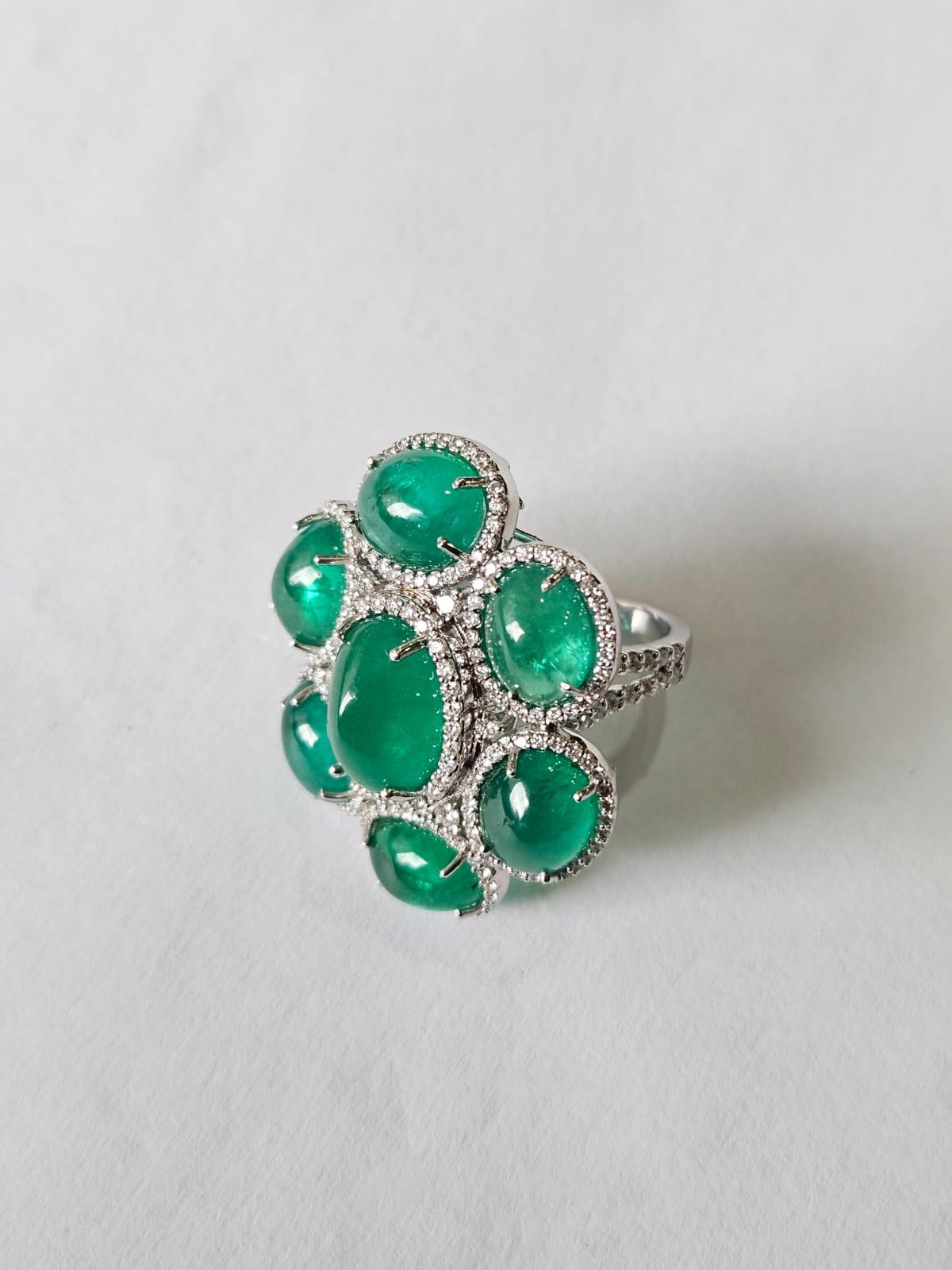 Set in 18K Gold, 19,97 Karat natürlicher Smaragd Cabochon & Diamanten Cocktail Ring (Moderne) im Angebot