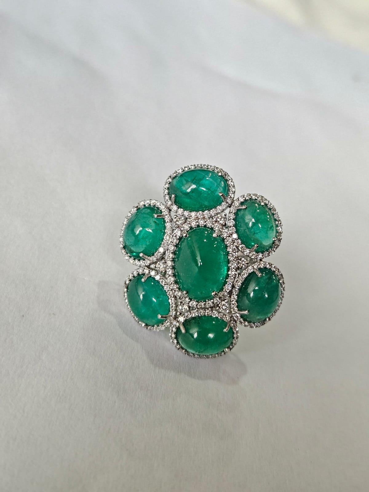 Set in 18K Gold, 19,97 Karat natürlicher Smaragd Cabochon & Diamanten Cocktail Ring im Zustand „Neu“ im Angebot in Hong Kong, HK