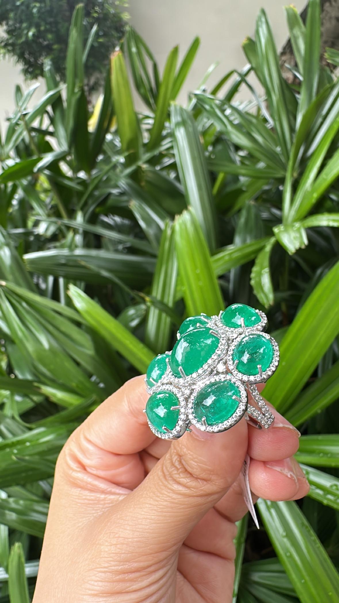 Set in 18K Gold, 19,97 Karat natürlicher Smaragd Cabochon & Diamanten Cocktail Ring im Angebot 1