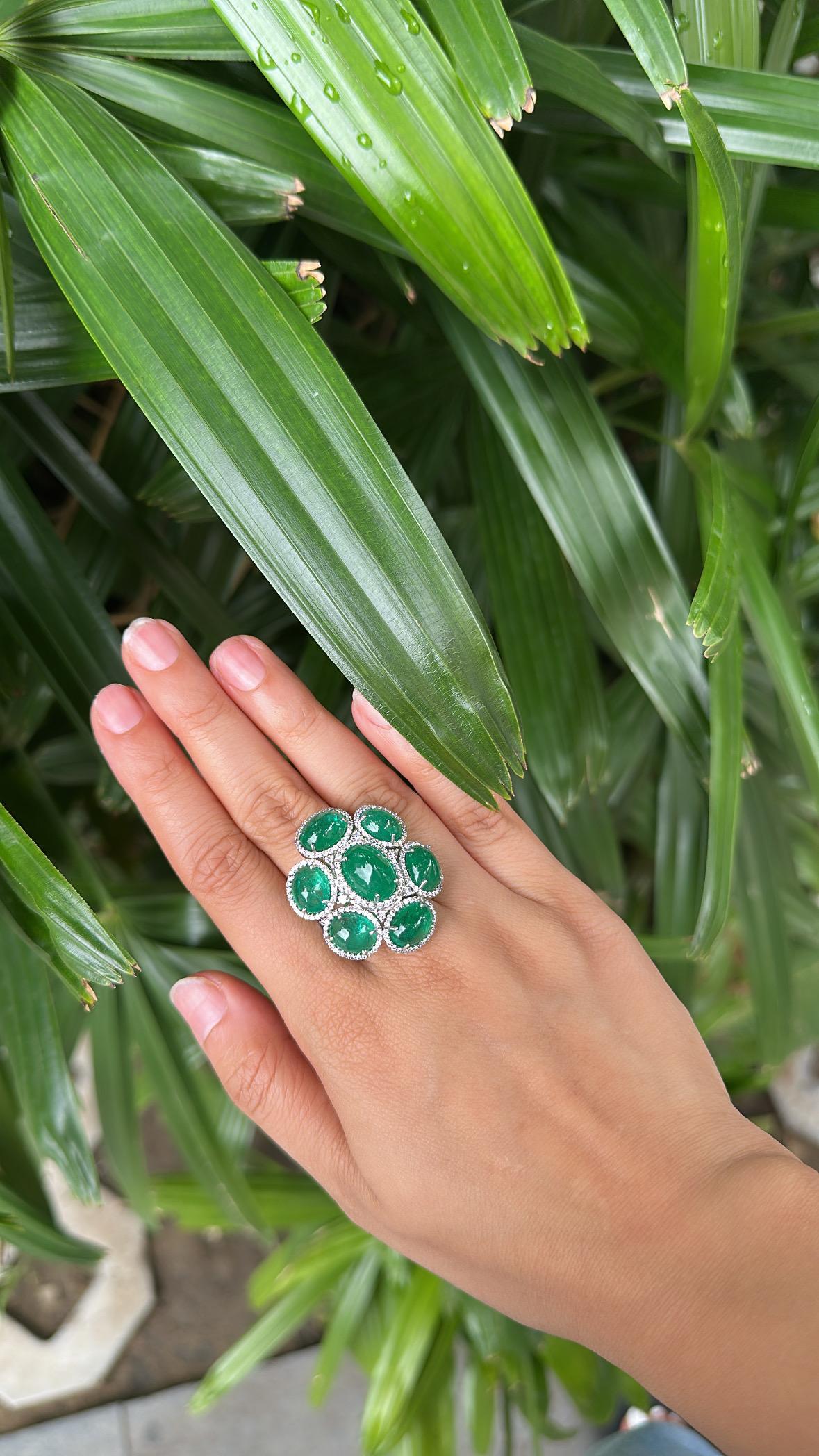 Set in 18K Gold, 19,97 Karat natürlicher Smaragd Cabochon & Diamanten Cocktail Ring im Angebot 2