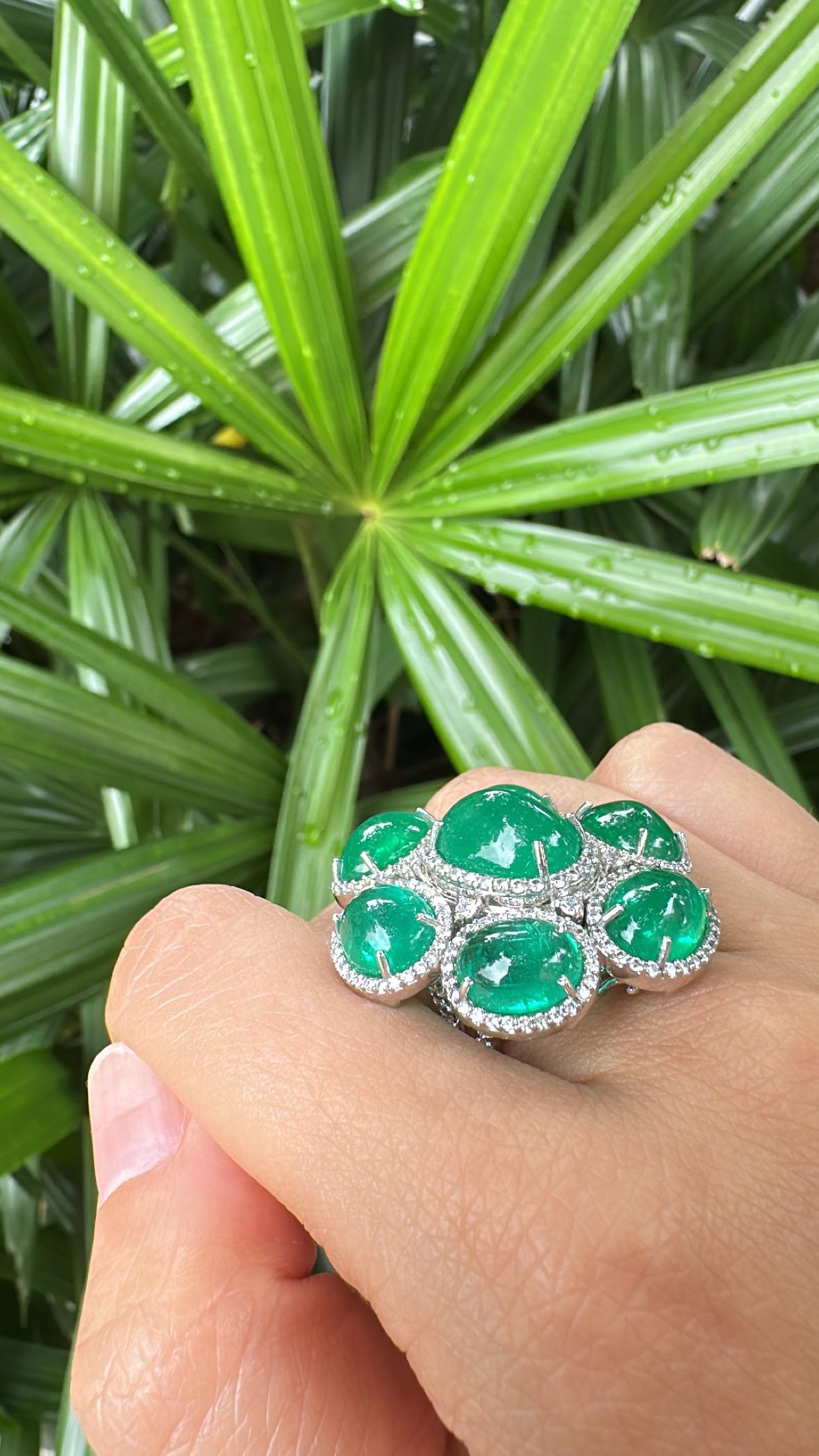Set in 18K Gold, 19,97 Karat natürlicher Smaragd Cabochon & Diamanten Cocktail Ring im Angebot 3