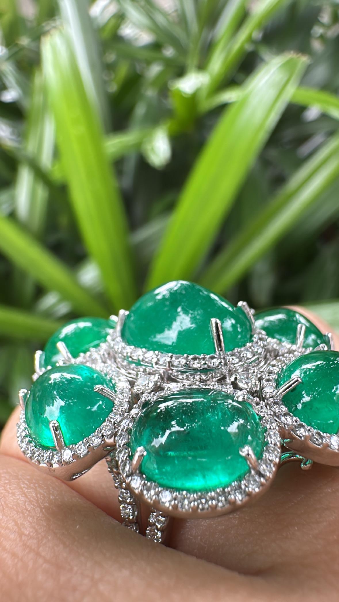 Set in 18K Gold, 19,97 Karat natürlicher Smaragd Cabochon & Diamanten Cocktail Ring im Angebot 4
