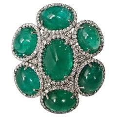 Set in 18K Gold, 19,97 Karat natürlicher Smaragd Cabochon & Diamanten Cocktail Ring