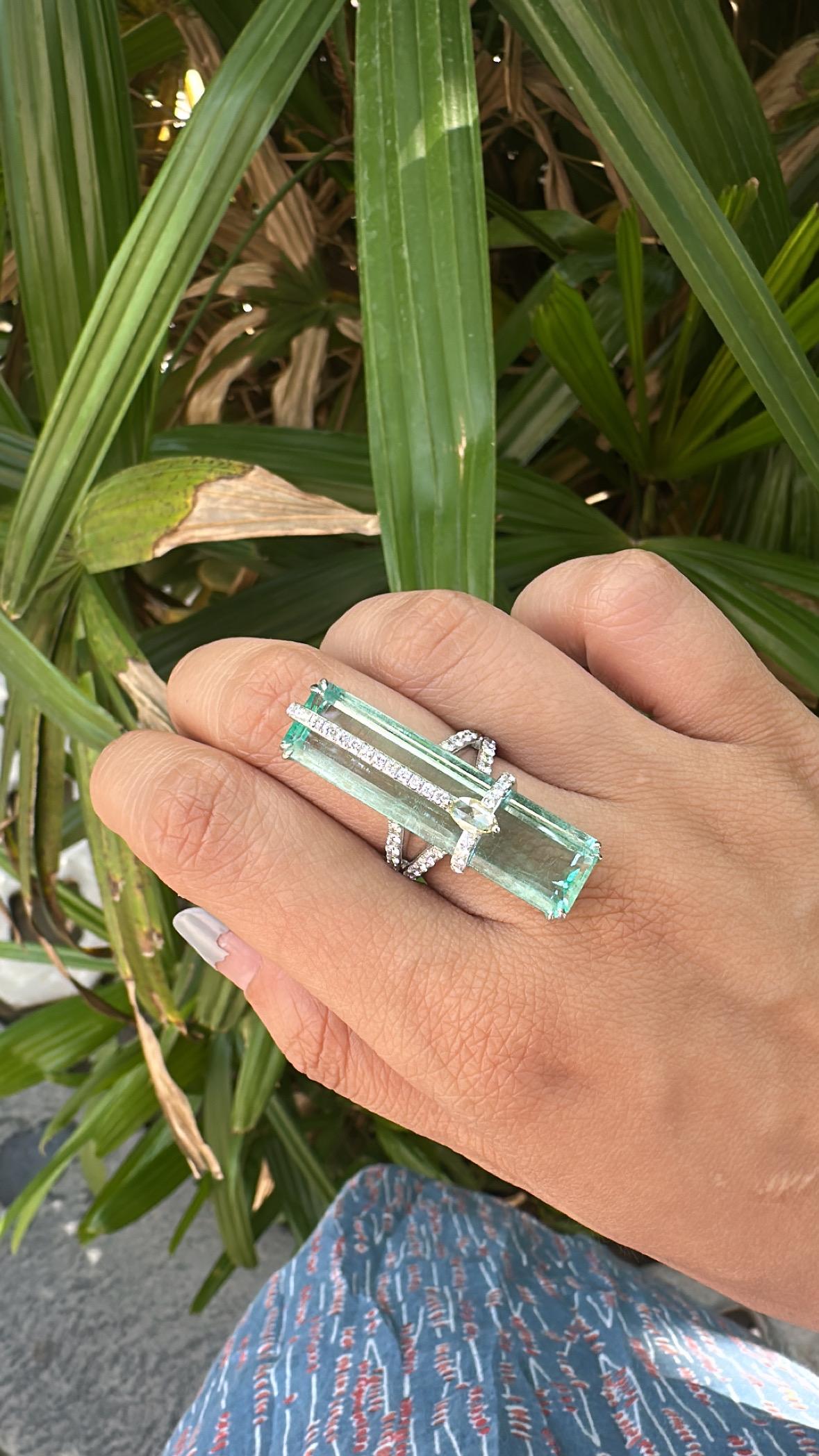Set in 18K Gold, 20.81 carat, natural Emerald & Rose Cut Diamonds Cocktail Ring For Sale 4