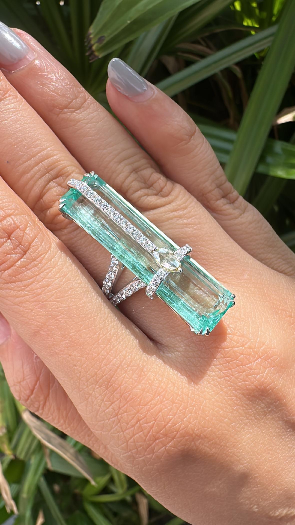 Modern Set in 18K Gold, 20.81 carat, natural Emerald & Rose Cut Diamonds Cocktail Ring For Sale