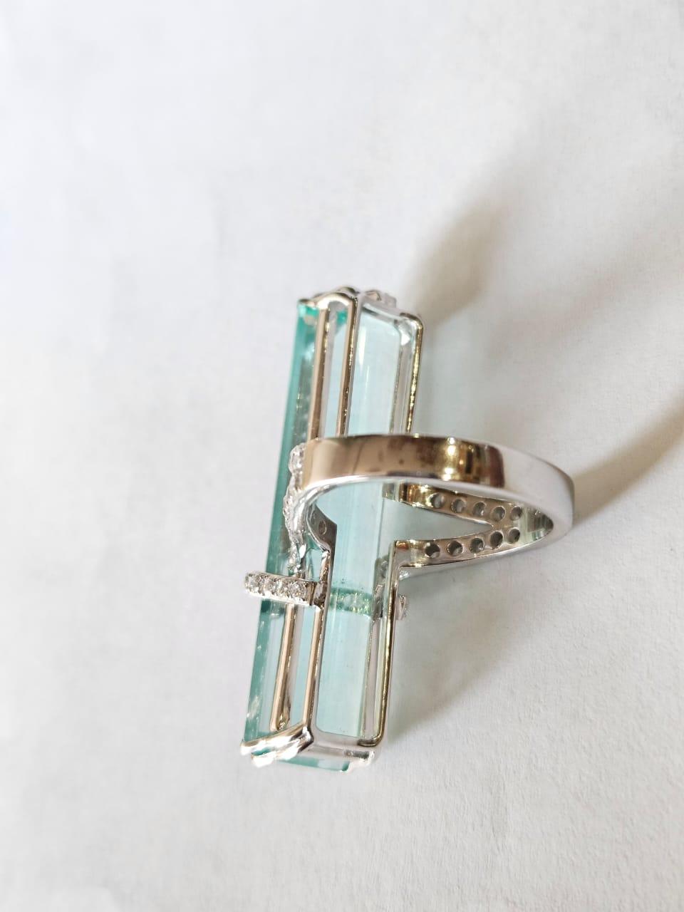 Set in 18K Gold, 20.81 carat, natural Emerald & Rose Cut Diamonds Cocktail Ring In New Condition For Sale In Hong Kong, HK