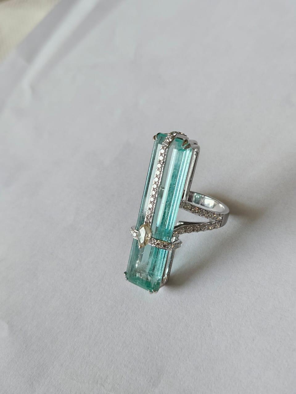 Women's or Men's Set in 18K Gold, 20.81 carat, natural Emerald & Rose Cut Diamonds Cocktail Ring For Sale