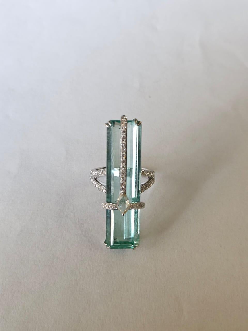 Set in 18K Gold, 20.81 carat, natural Emerald & Rose Cut Diamonds Cocktail Ring For Sale 1