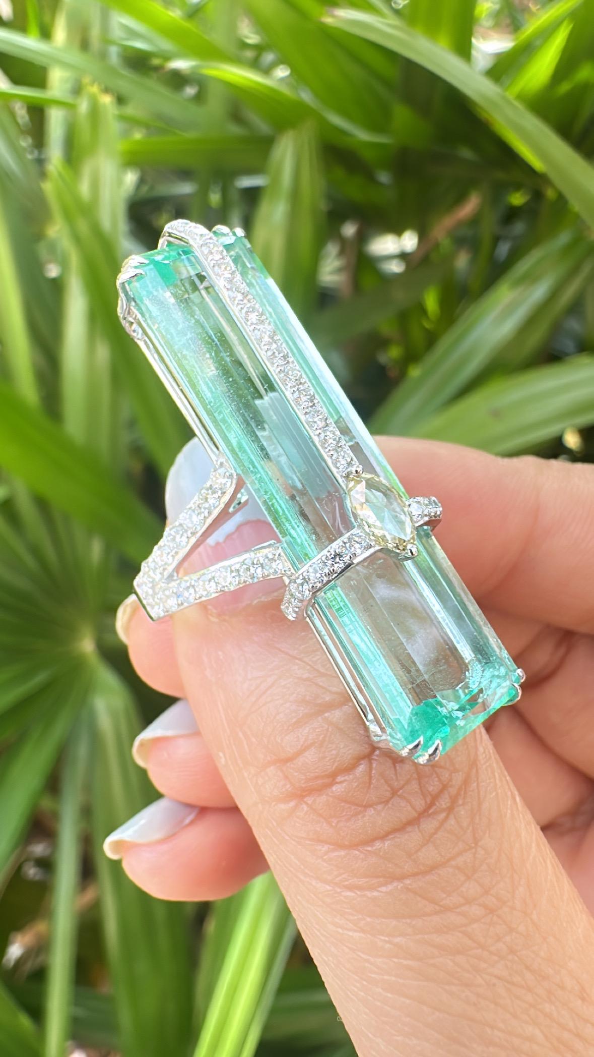 Set in 18K Gold, 20.81 carat, natural Emerald & Rose Cut Diamonds Cocktail Ring For Sale 2