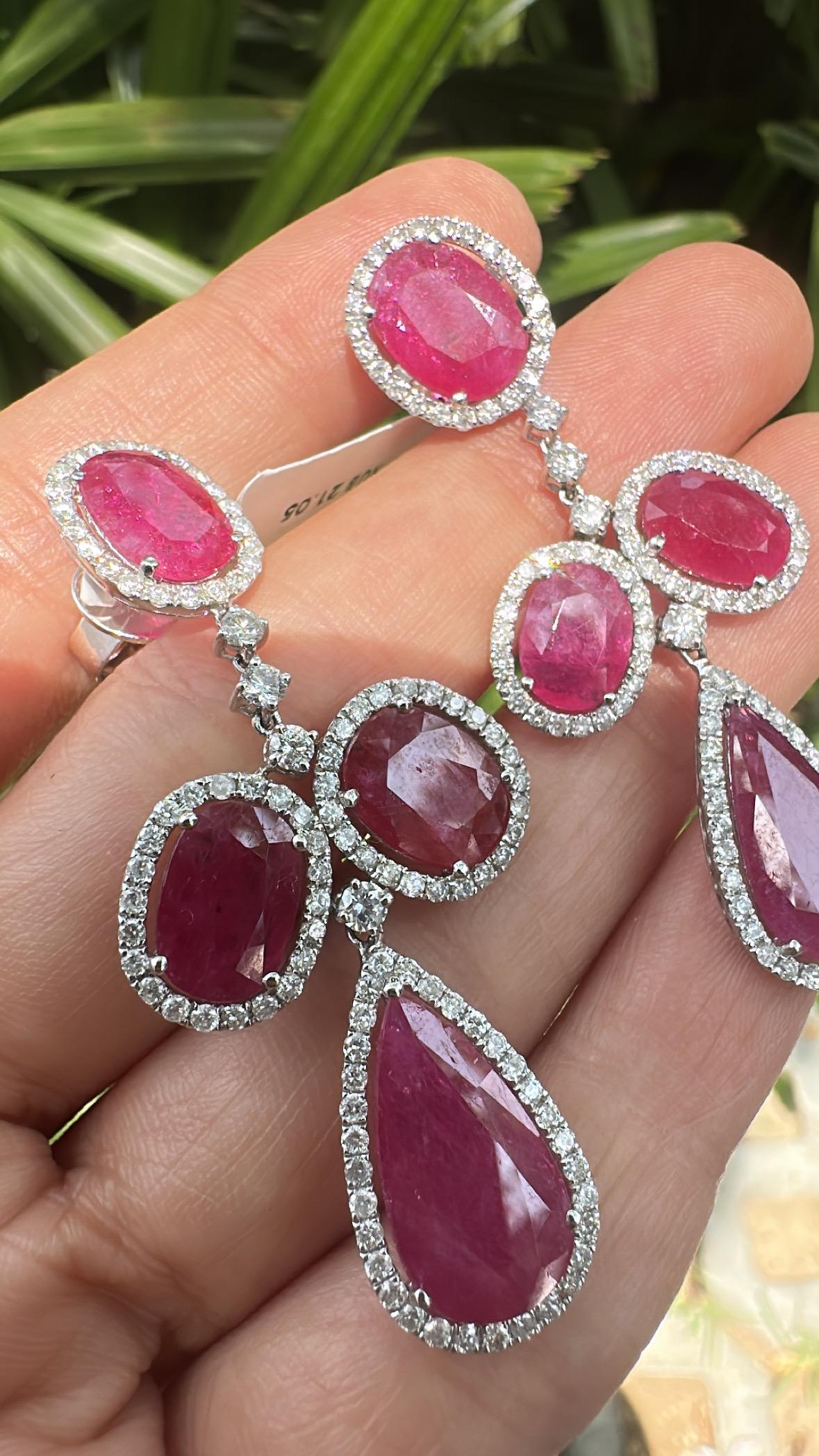 Bellissimi orecchini pendenti di rubino in oro bianco 18 carati e diamanti naturali. Il peso dei rubini è di 21.05 carati. I rubini sono completamente naturali, senza alcun trattamento e sono di origine mozambicana. Il peso dei diamanti è di 2,65
