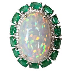 Anello da cocktail in oro 18 carati, opale etiope da 21,06 carati, smeraldi e diamanti