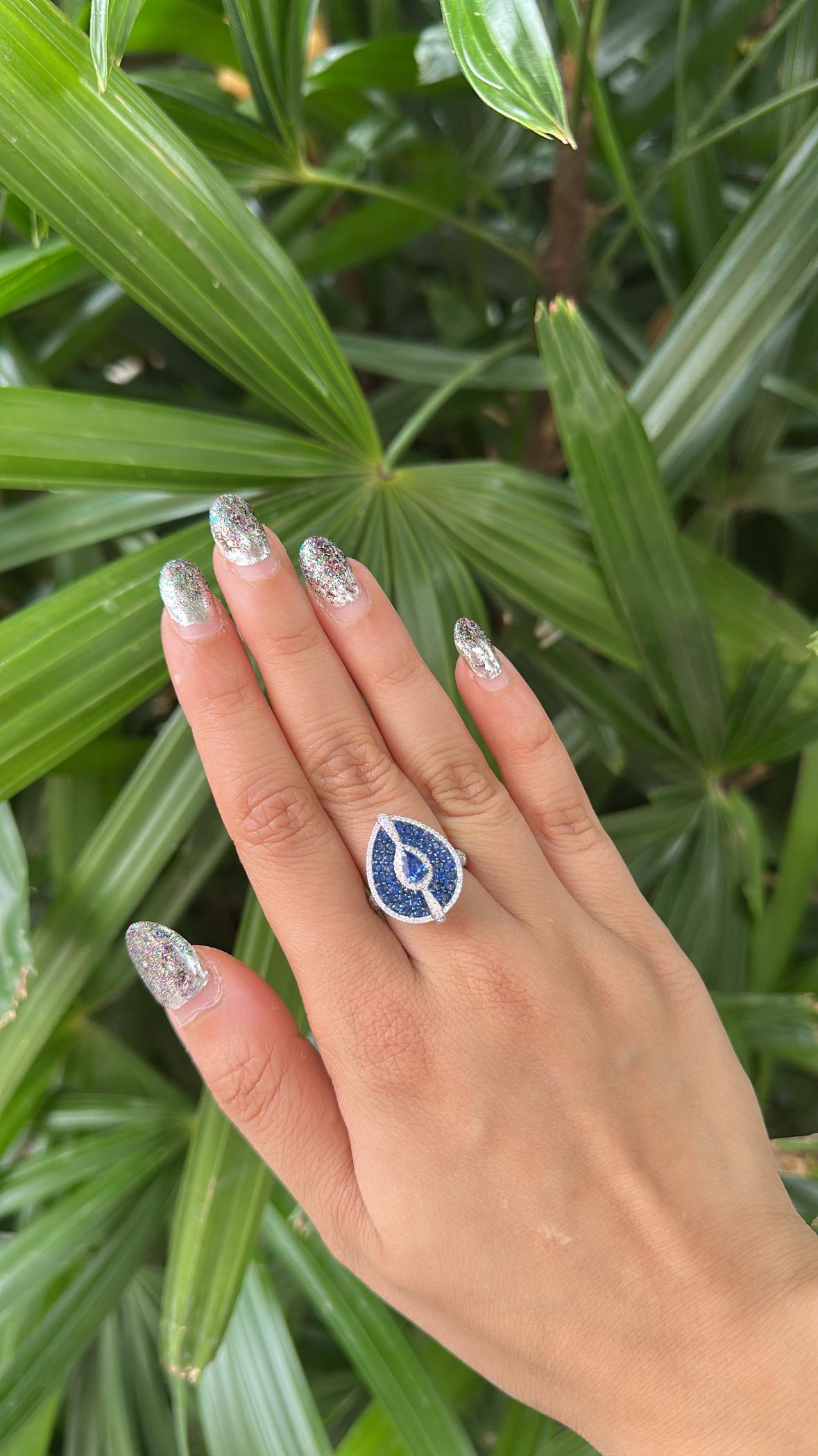 Bague cocktail en or 18 carats, 2,12 carats, saphirs bleus de Ceylan et diamants en vente 4