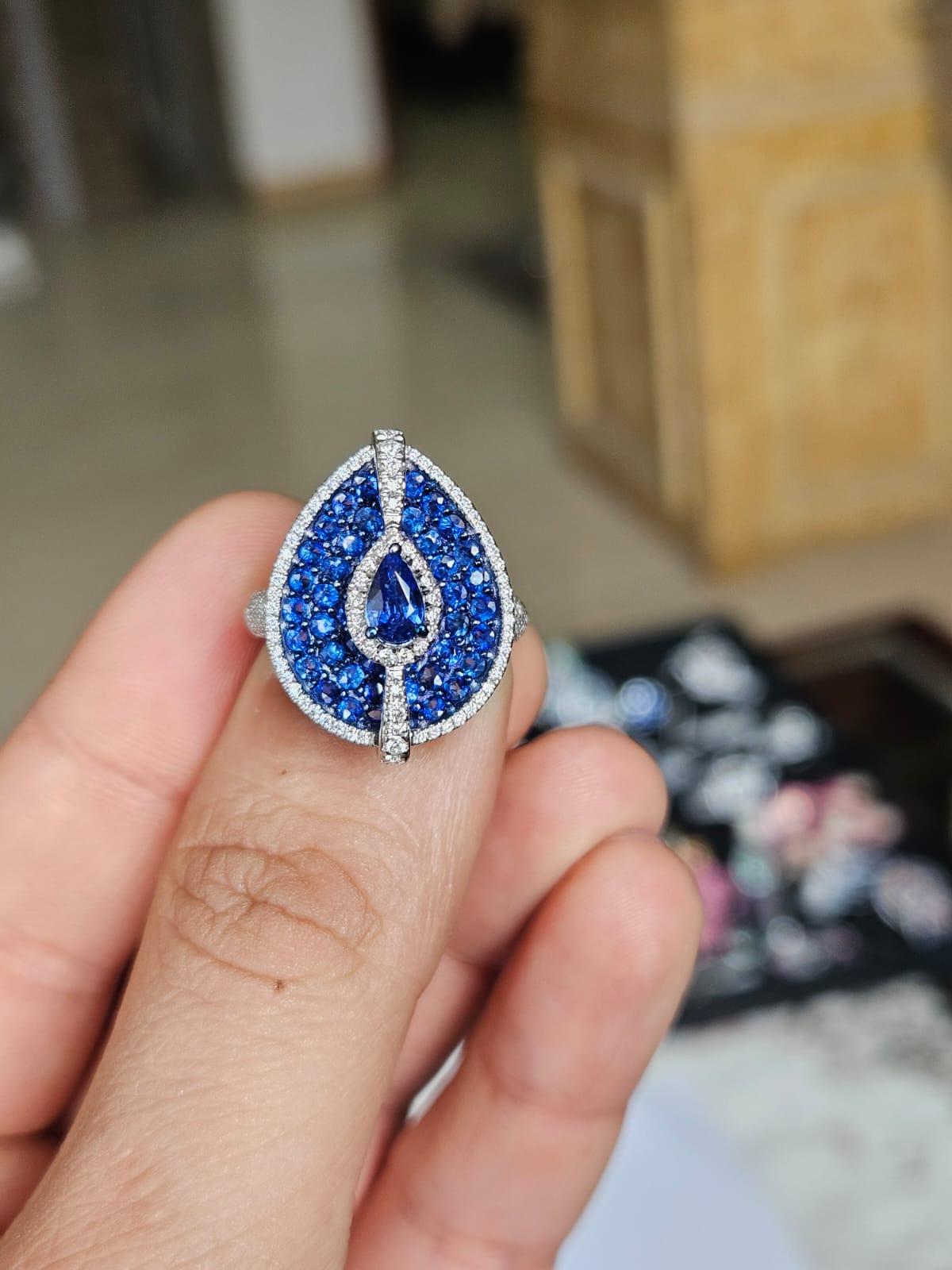 Très belle bague de cocktail/grappe de saphirs bleus en or blanc 18 carats et diamants naturels, de style moderne. Le poids des saphirs bleus est de 2.12 carats. Les saphirs bleus sont originaires de Ceylan (Sri Lanka). Le poids des diamants est de