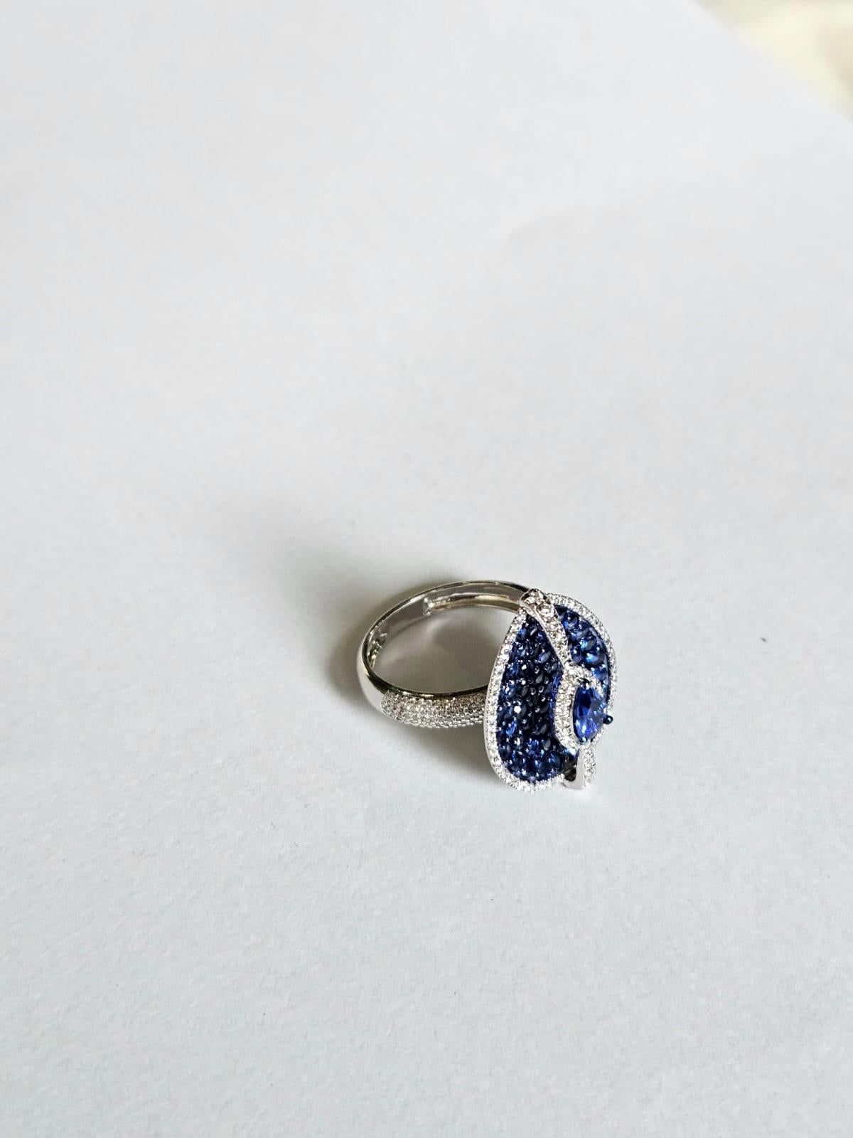 Taille poire Bague cocktail en or 18 carats, 2,12 carats, saphirs bleus de Ceylan et diamants en vente