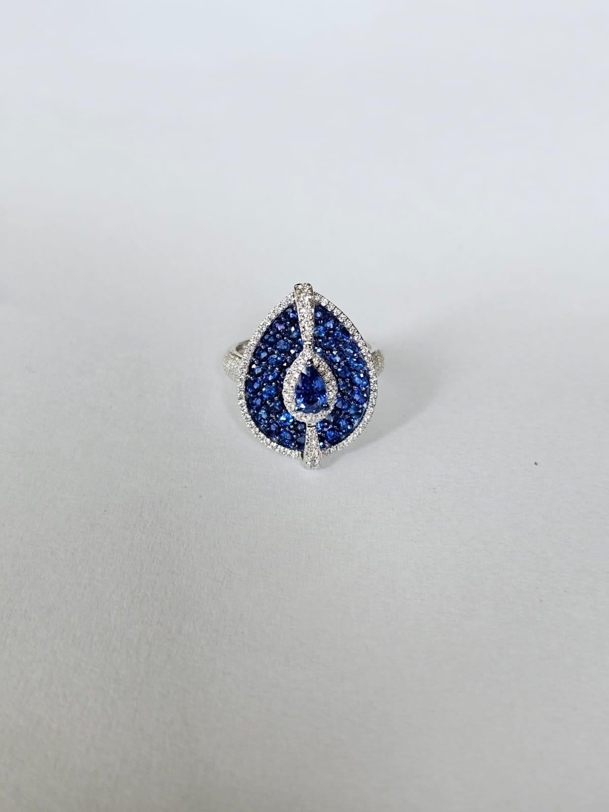 Bague cocktail en or 18 carats, 2,12 carats, saphirs bleus de Ceylan et diamants Neuf - En vente à Hong Kong, HK