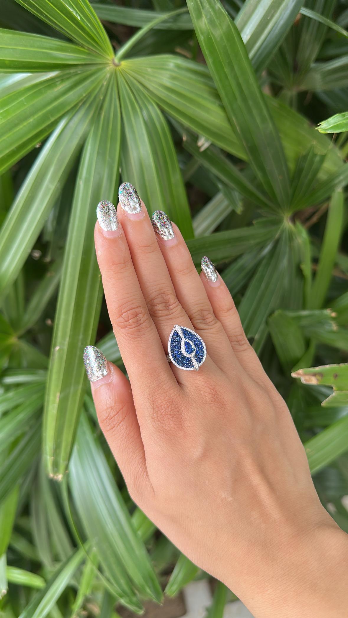 Bague cocktail en or 18 carats, 2,12 carats, saphirs bleus de Ceylan et diamants en vente 1