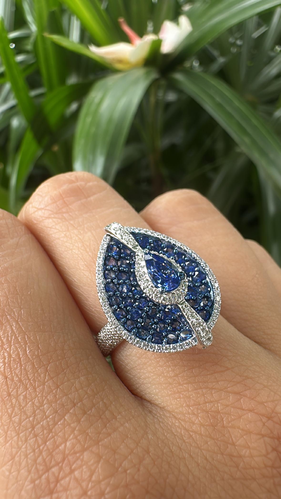 Bague cocktail en or 18 carats, 2,12 carats, saphirs bleus de Ceylan et diamants en vente 2
