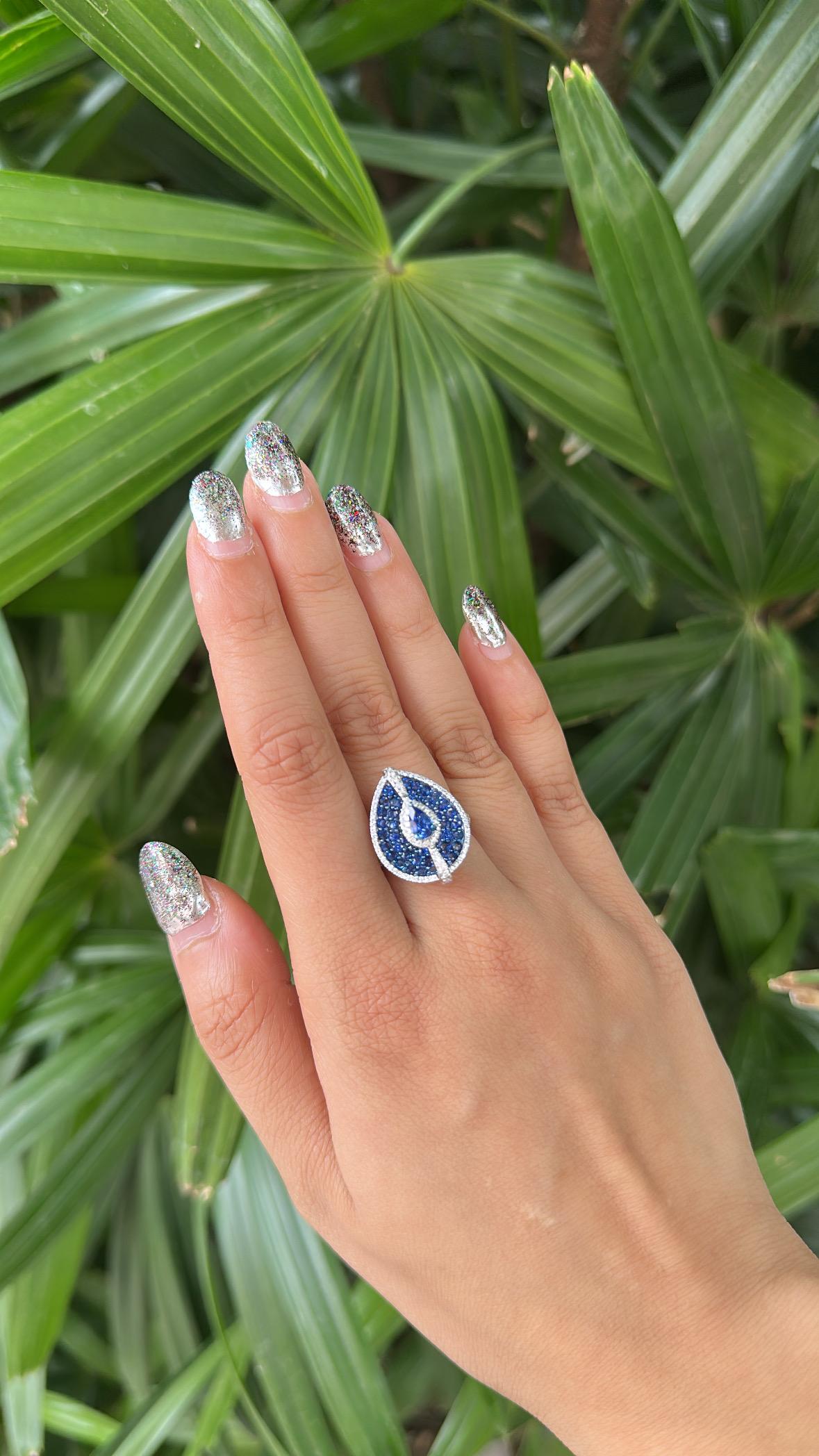 Bague cocktail en or 18 carats, 2,12 carats, saphirs bleus de Ceylan et diamants en vente 3