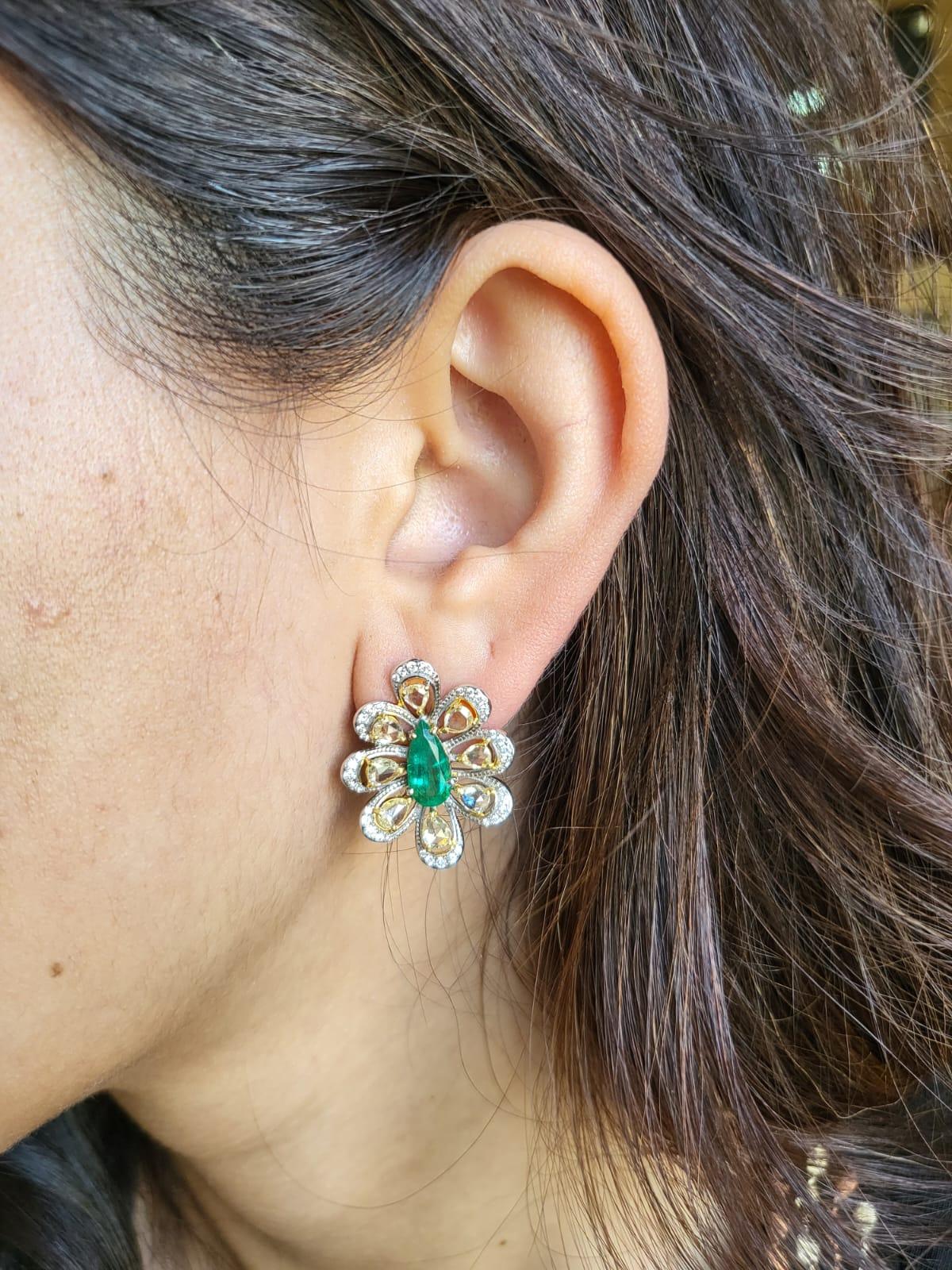 Boucles d'oreilles en or 18 carats et diamants, très délicates et faciles à porter. Le poids des émeraudes en forme de poire est de 2.12 carats. Les émeraudes sont entièrement naturelles, sans aucun traitement, et sont d'origine zambienne. Le poids