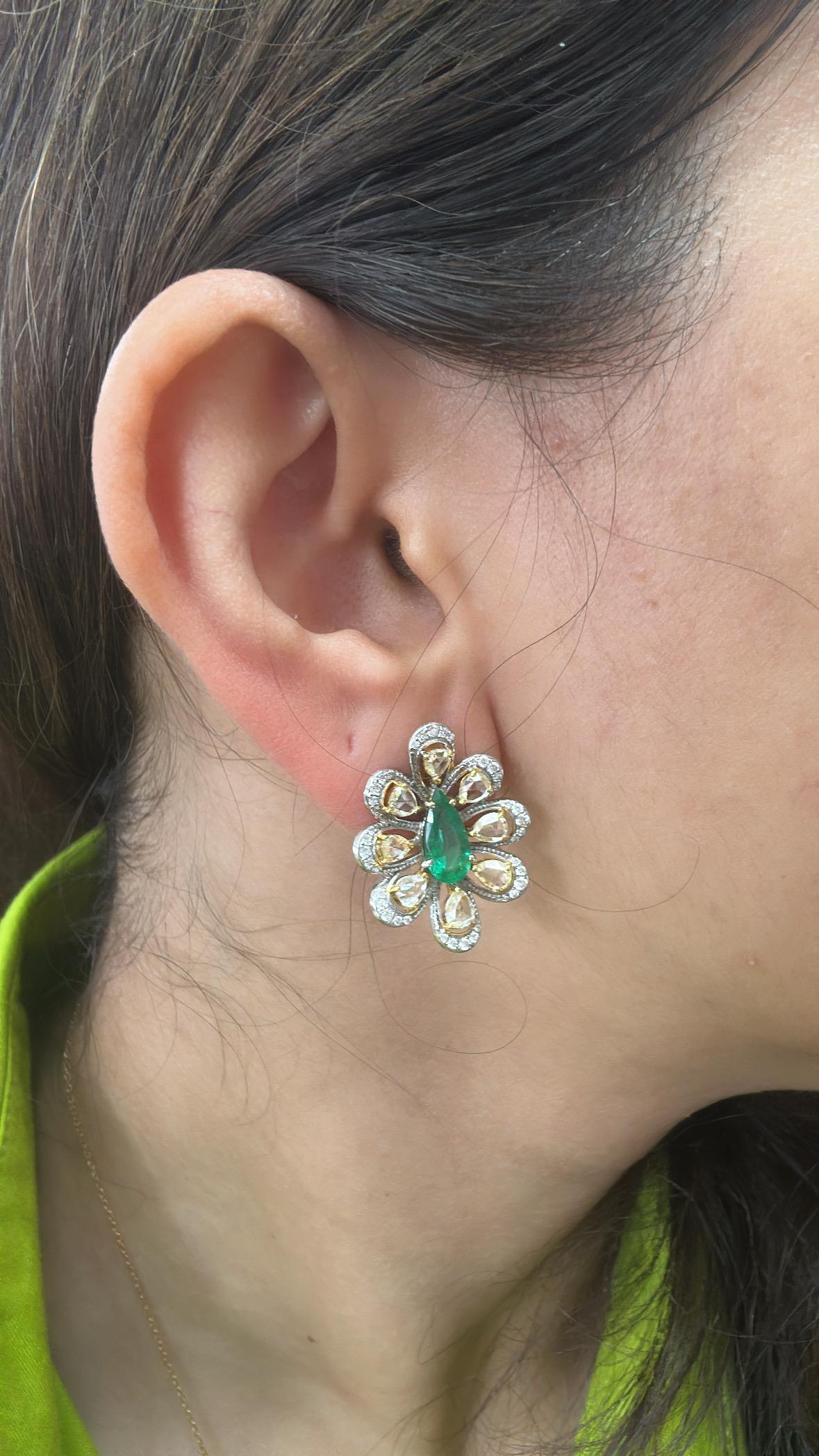 Clous d'oreilles en or 18 carats, émeraude de Zambie et diamants taille rose de 2,12 carats en vente 2
