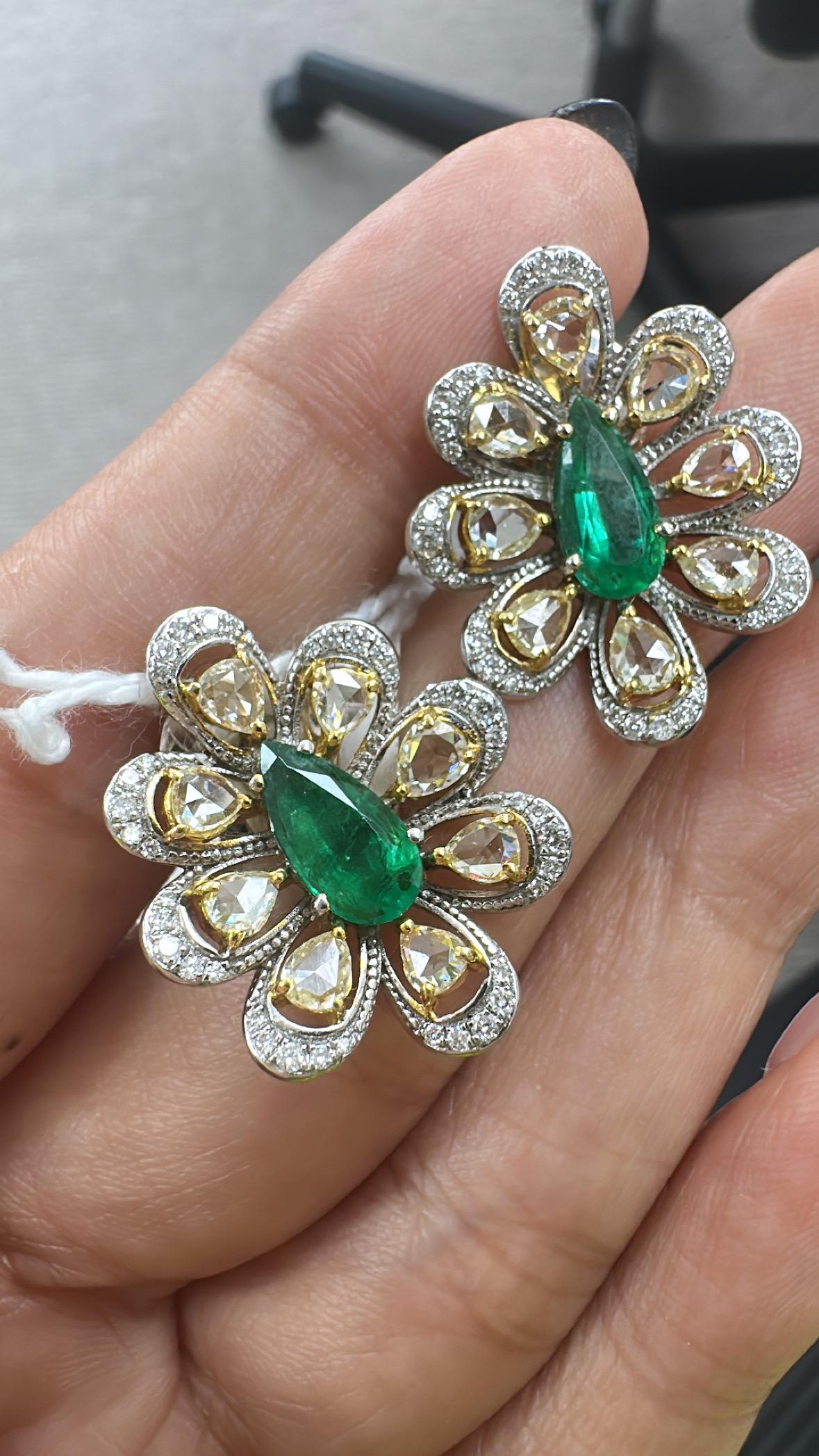 Clous d'oreilles en or 18 carats, émeraude de Zambie et diamants taille rose de 2,12 carats en vente 3