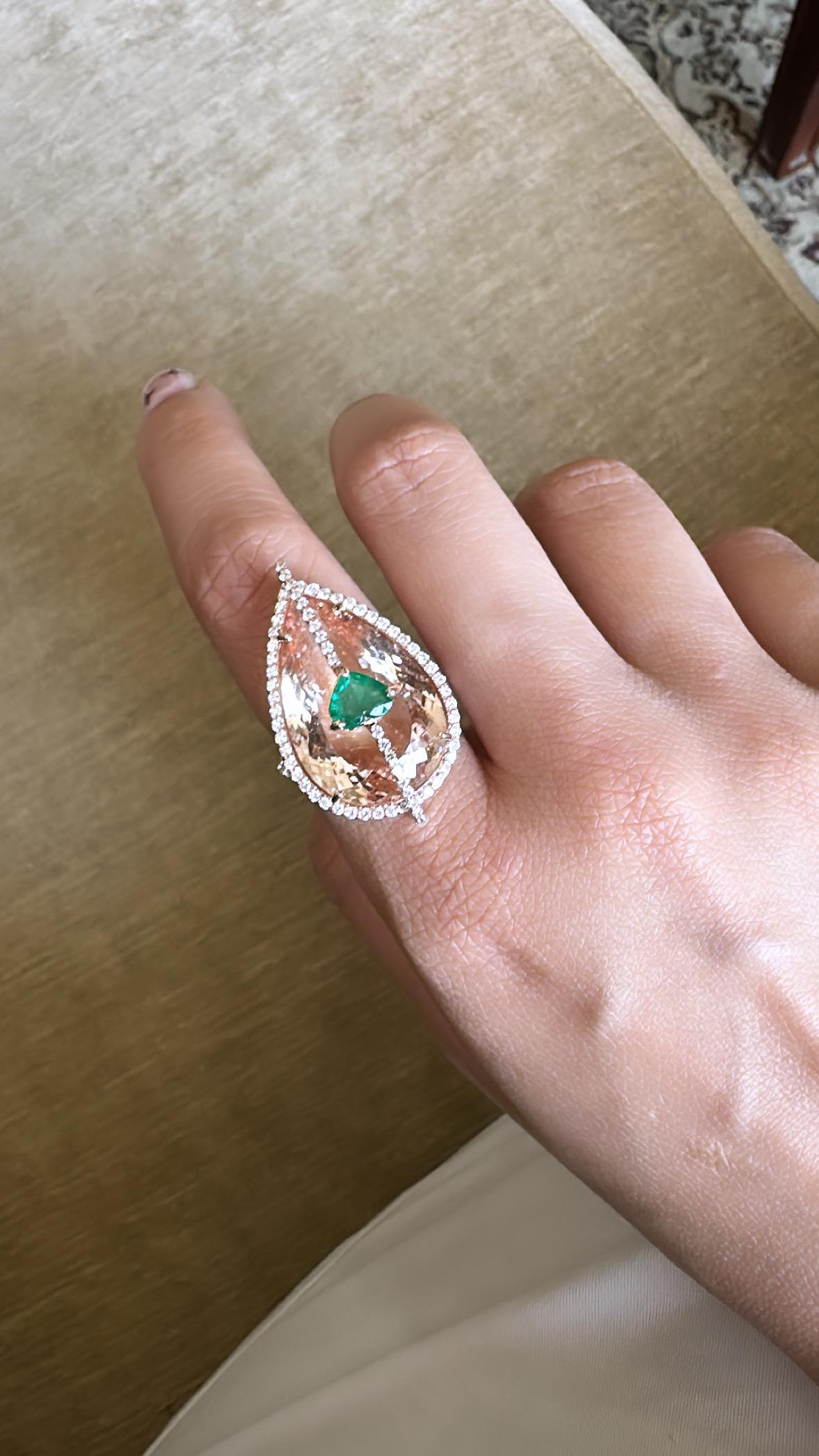 Set in 18K Gold, 21.25 carats Morganite, Zambian Emerald & Diamond Cocktail Ring In New Condition For Sale In Hong Kong, HK