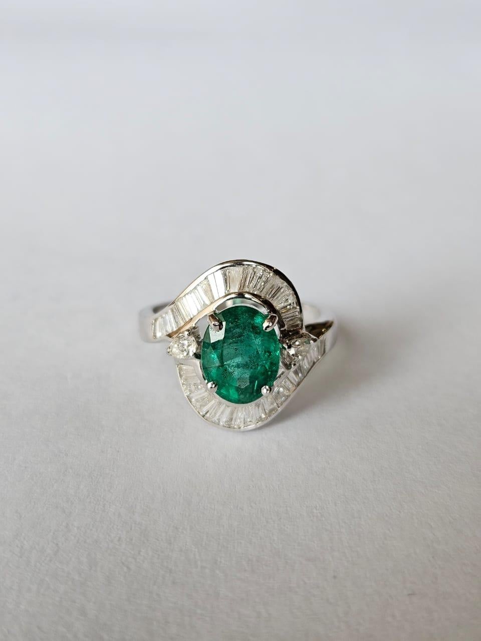 Modern Set in 18K Gold, 2.14 carats natural Zambian Emerald & Diamonds Engagement Ring For Sale