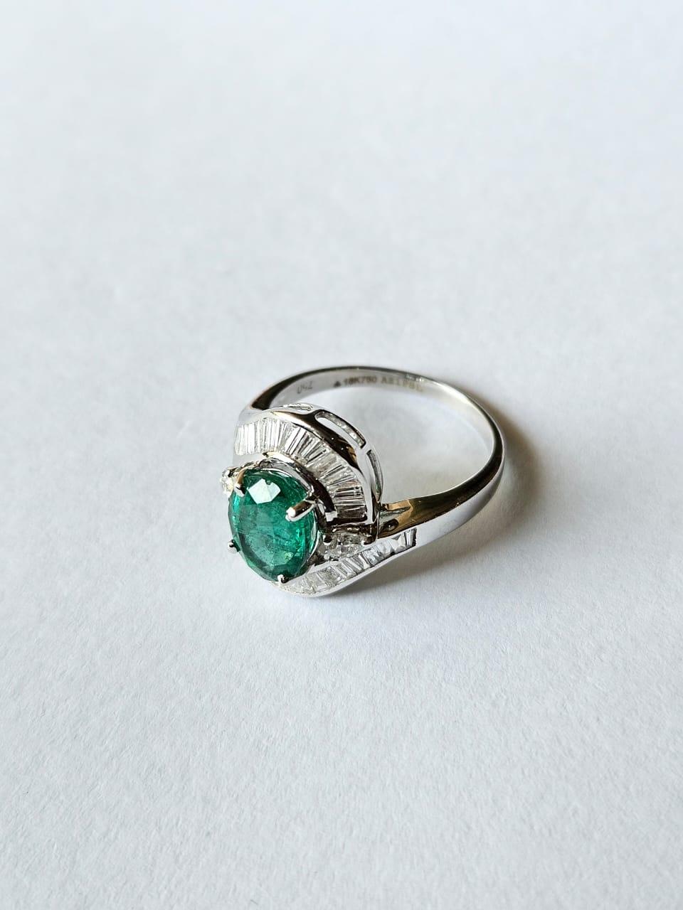 Set in 18K Gold, 2.14 carats natural Zambian Emerald & Diamonds Engagement Ring In New Condition For Sale In Hong Kong, HK