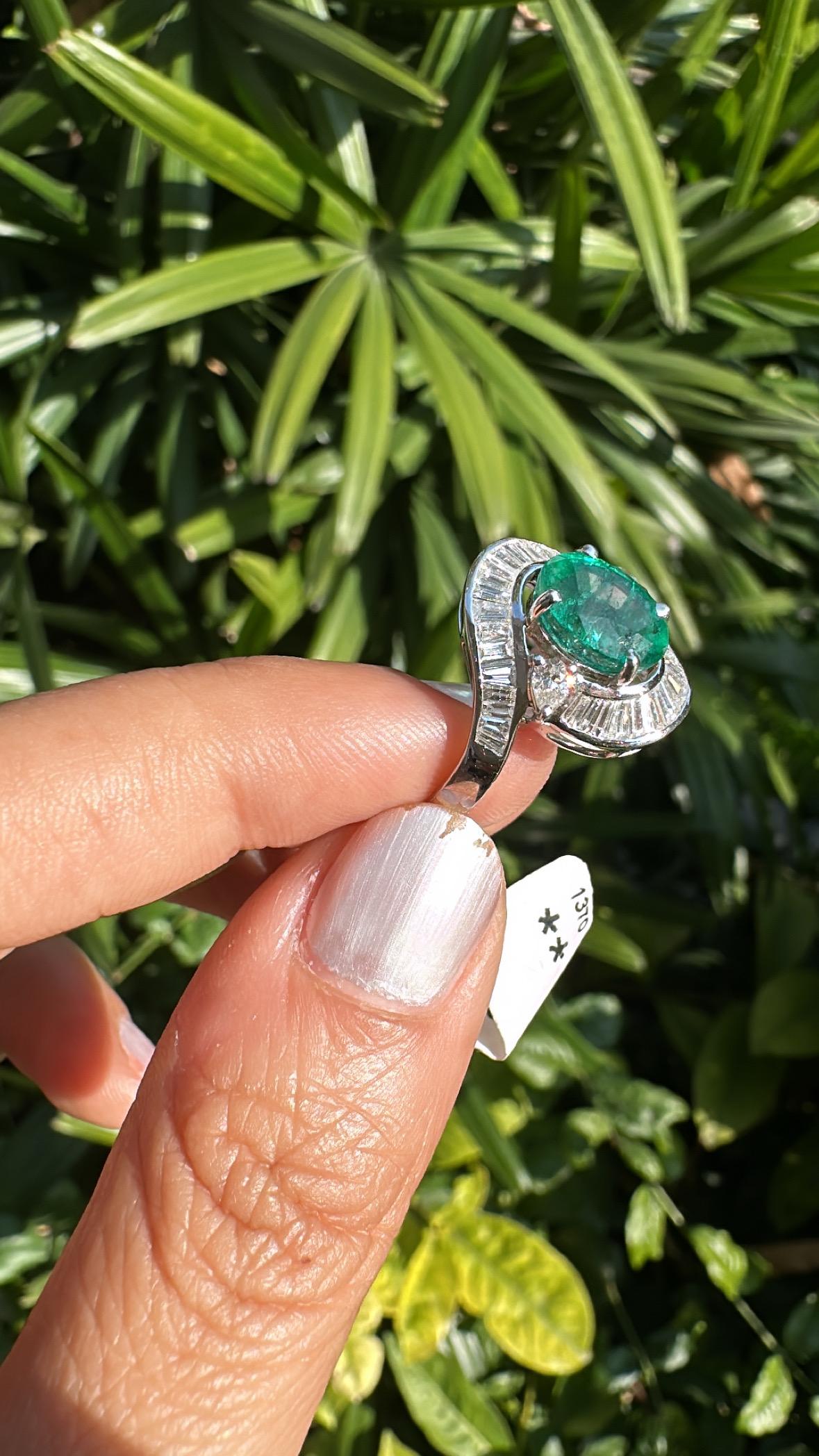 Women's or Men's Set in 18K Gold, 2.14 carats natural Zambian Emerald & Diamonds Engagement Ring For Sale