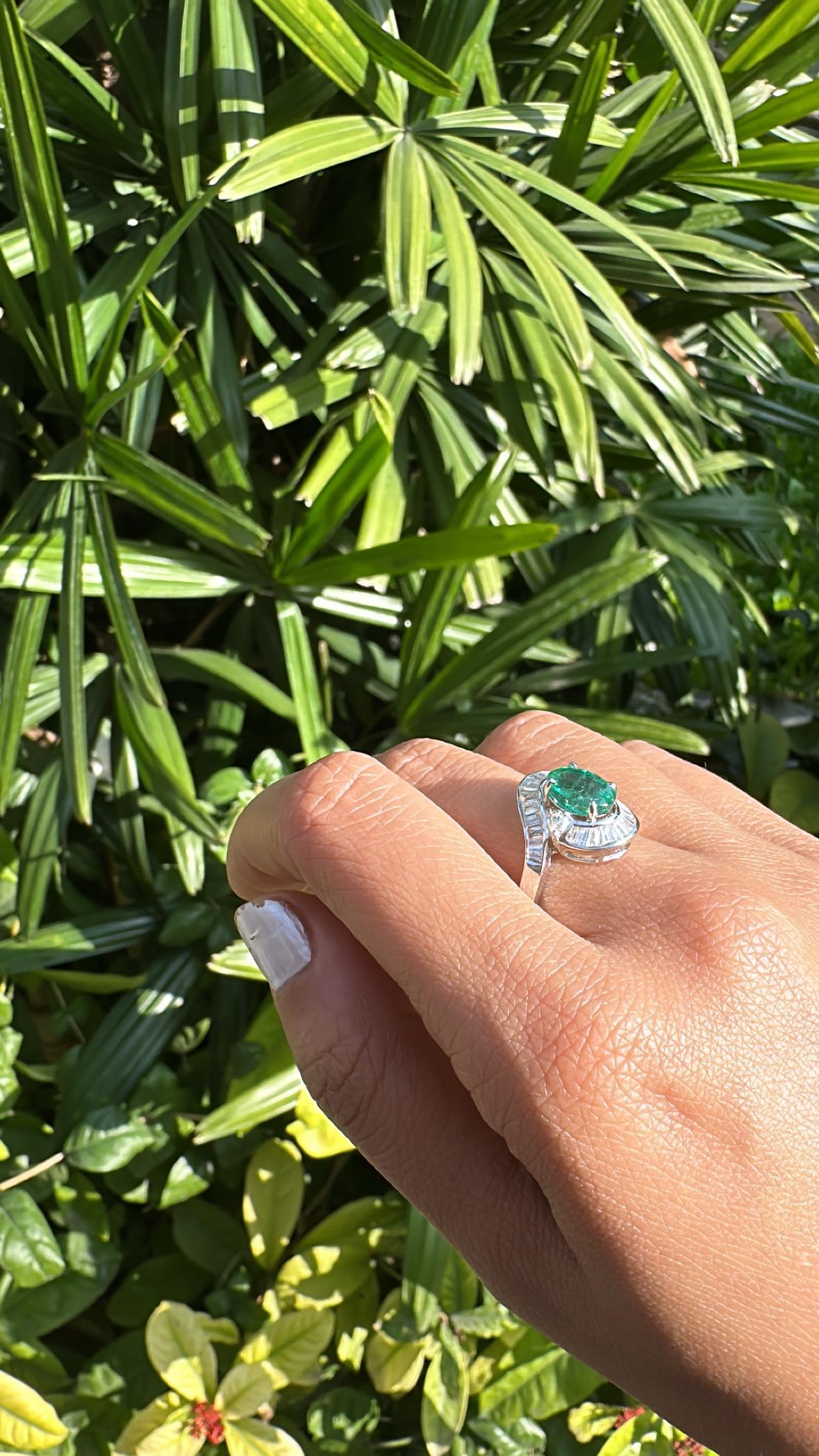 Set in 18K Gold, 2.14 carats natural Zambian Emerald & Diamonds Engagement Ring For Sale 1
