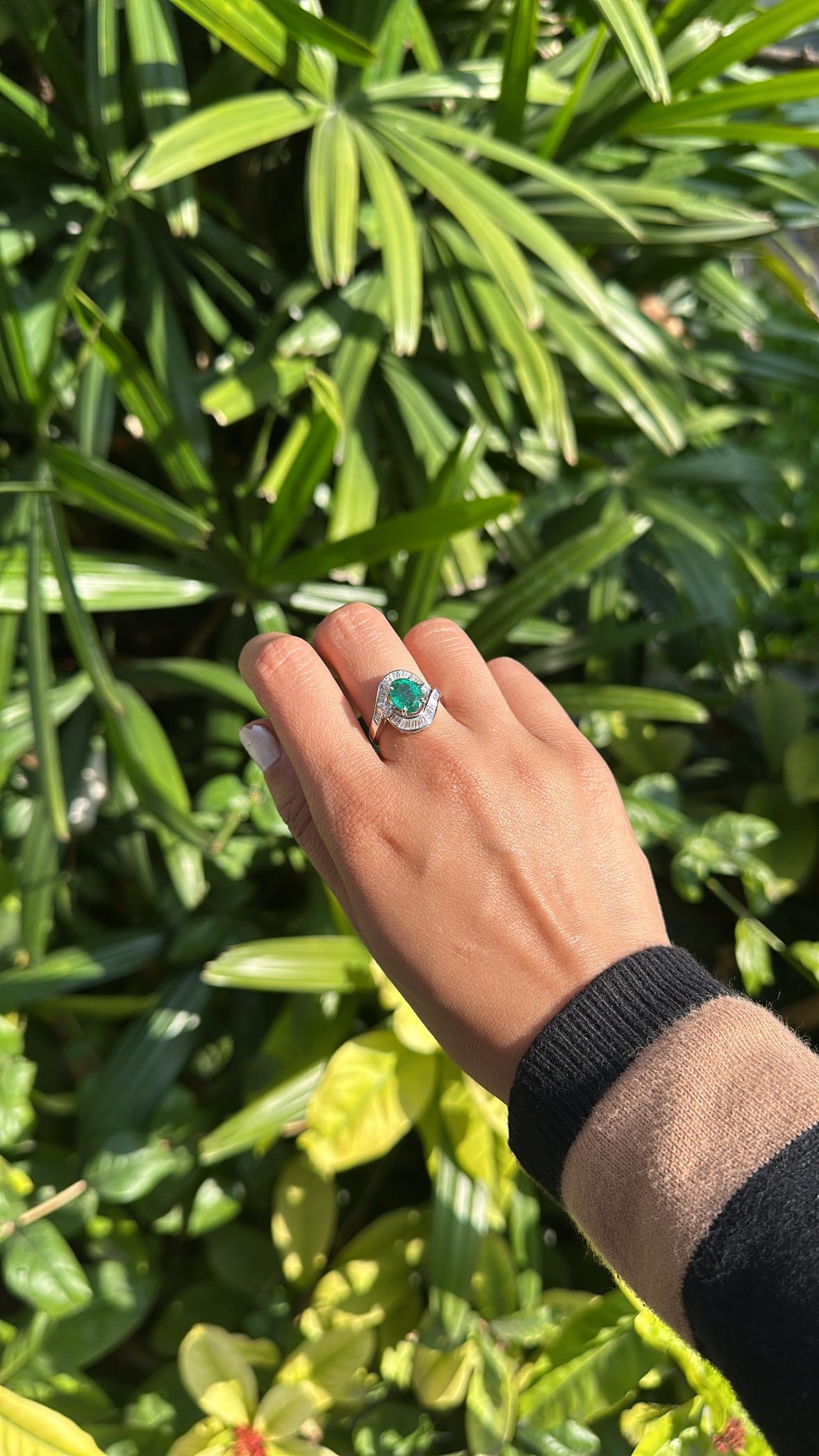 Set in 18K Gold, 2.14 carats natural Zambian Emerald & Diamonds Engagement Ring For Sale 2