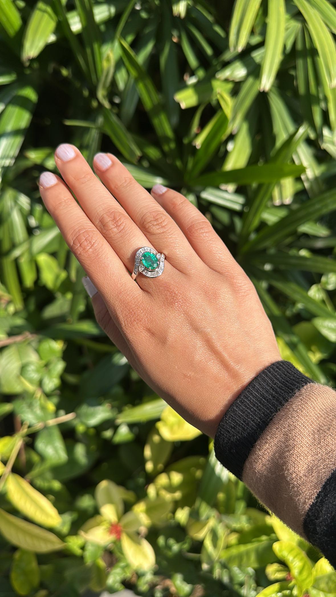 Set in 18K Gold, 2.14 carats natural Zambian Emerald & Diamonds Engagement Ring For Sale 3