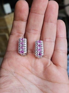 Serties en or 18 carats, 2.16 carats Ceylon Pink Sapphire & Diamonds Huggie Hoop Earring