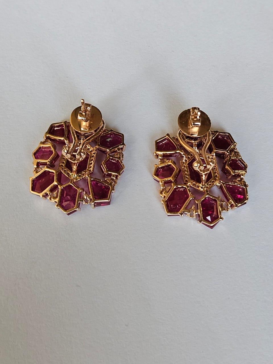 Modern Set in 18K Gold, 21.78 carats, natural Mozambique Ruby & Diamonds Stud Earrings