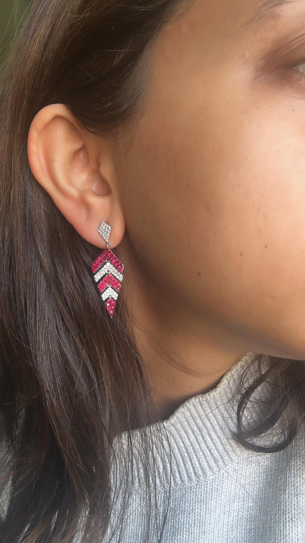 Round Cut Set in 18K Gold, 2.18 carats Mozambique Rubies & Diamonds Chandelier Earrings For Sale