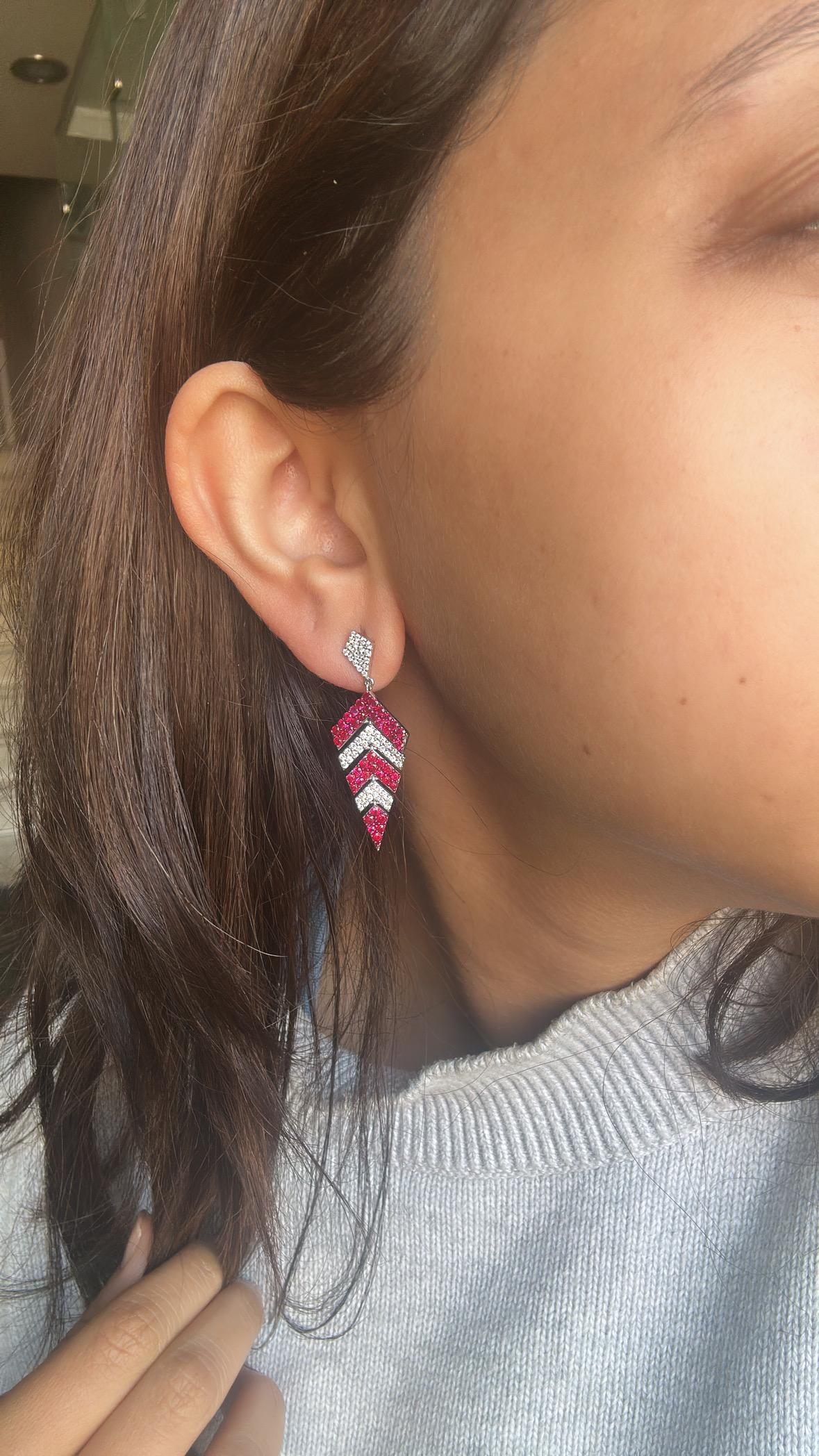 Set in 18K Gold, 2.18 carats Mozambique Rubies & Diamonds Chandelier Earrings In New Condition For Sale In Hong Kong, HK