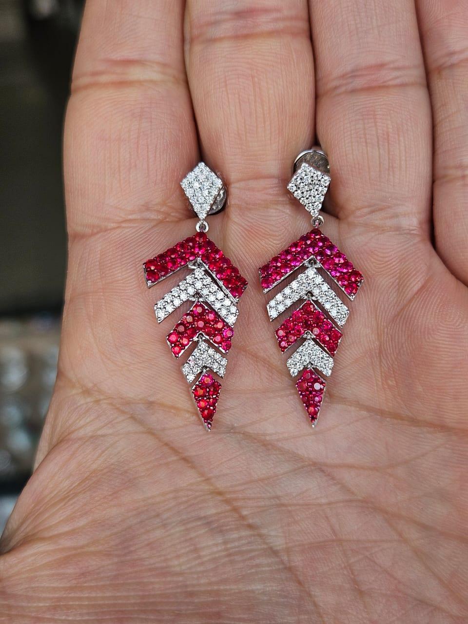 Women's or Men's Set in 18K Gold, 2.18 carats Mozambique Rubies & Diamonds Chandelier Earrings For Sale