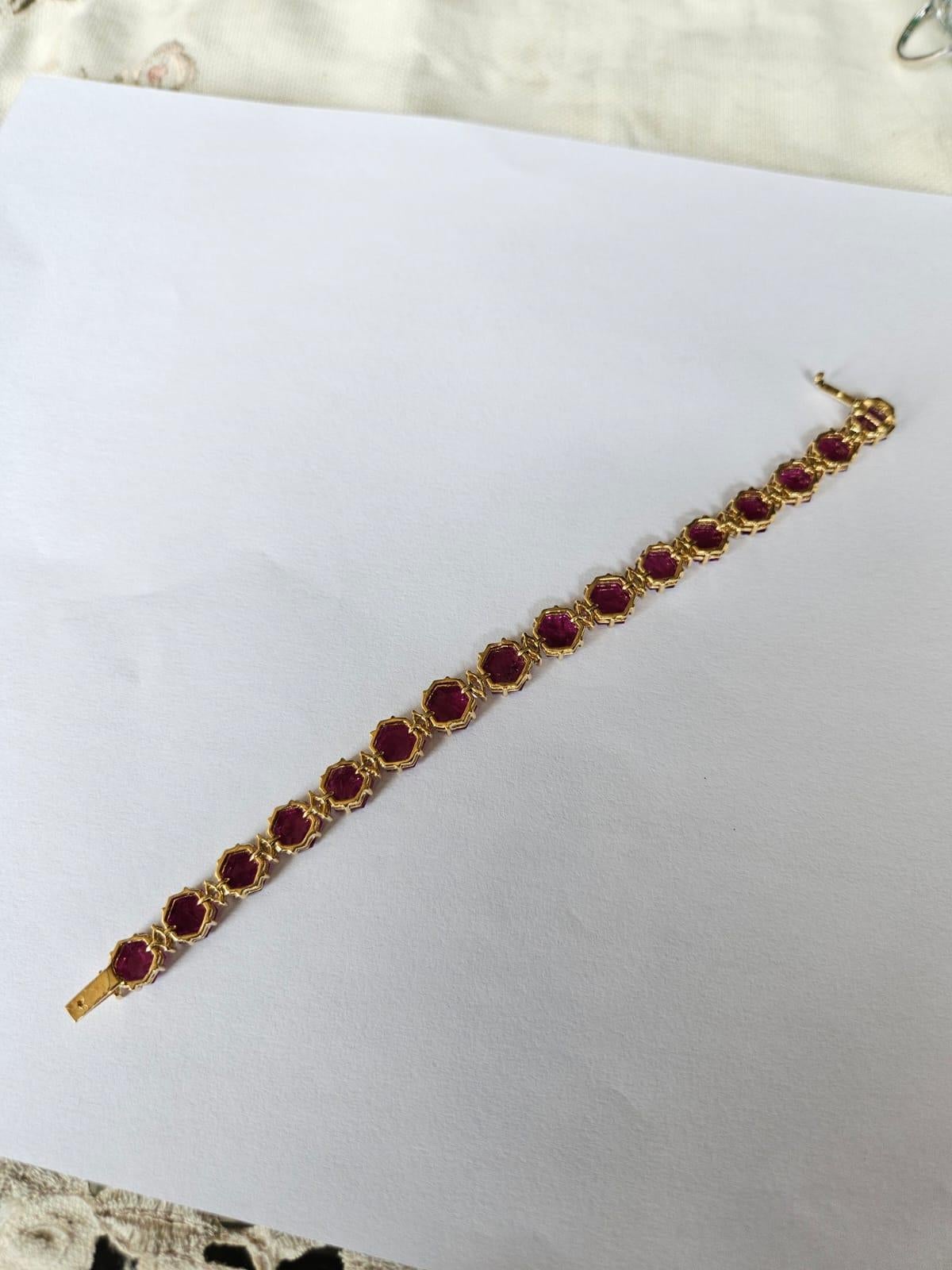 Modernes Armband aus 18 Karat Gold, 21,83 Karat, natürlichem Mosambik-Rubin und Diamanten (Hexagonschliff) im Angebot